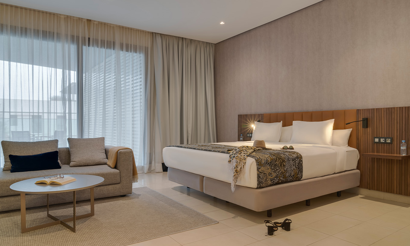 La Suite Junior del Pestana Casablanca tiene un cuarto amplio con cama de matrimonio y sofá con balcón