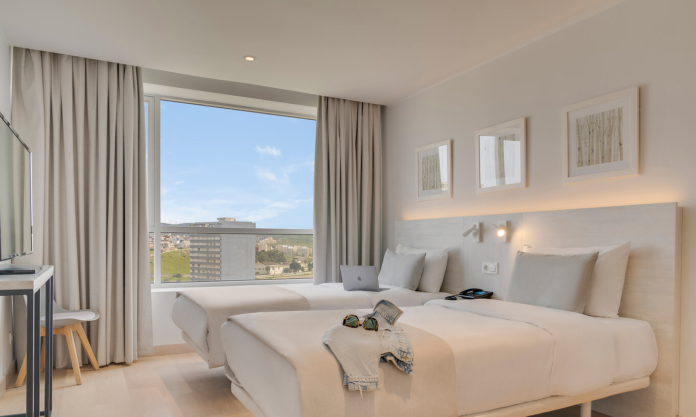 La Suite Familiar Premium del Pestana Tanger City Center cuenta con dos camas separadas con cabecero de piedra y ventana