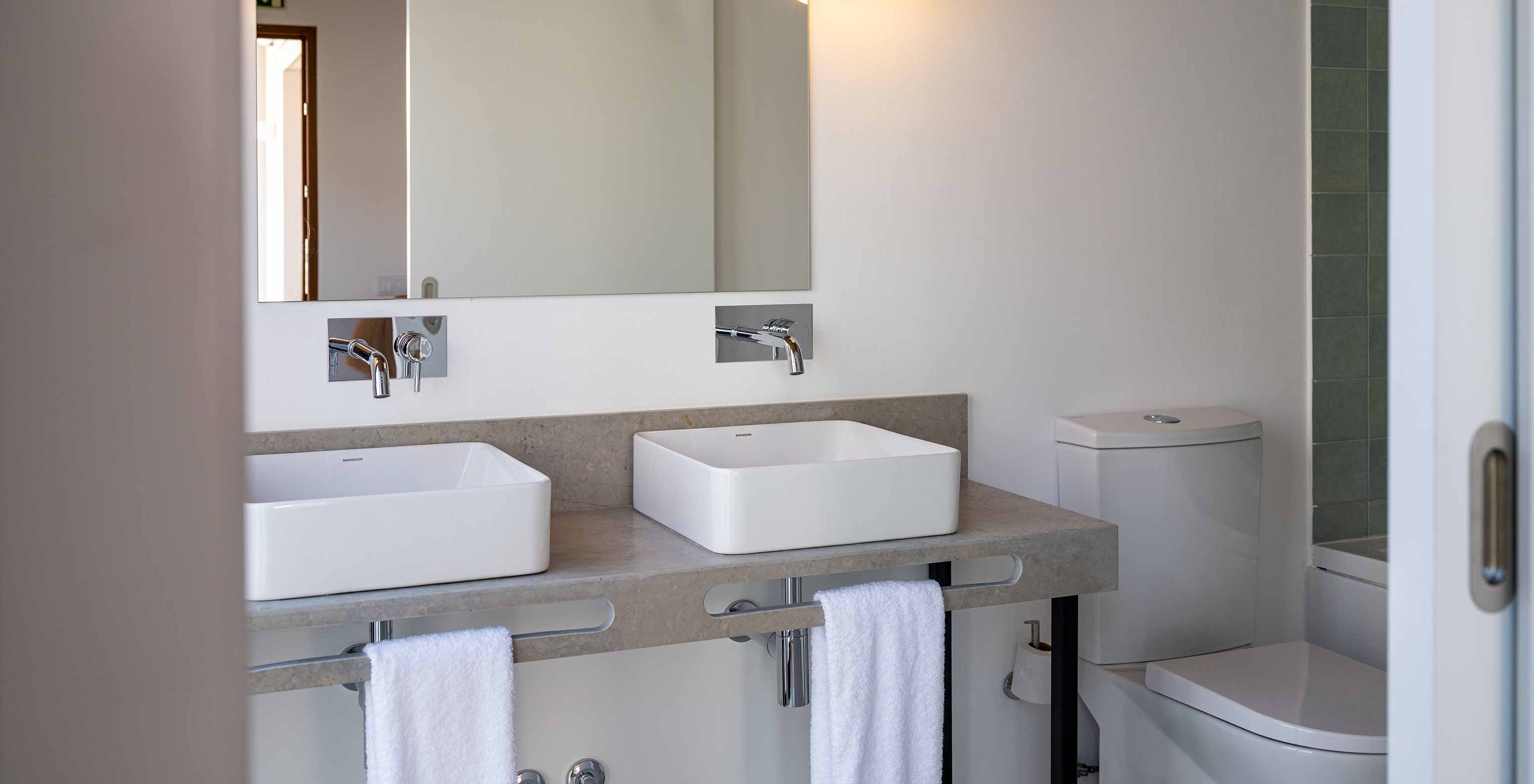 La Superior Green Villa de Pestana Comporta Village Residences tiene un baño con dos lavabos y un espejo