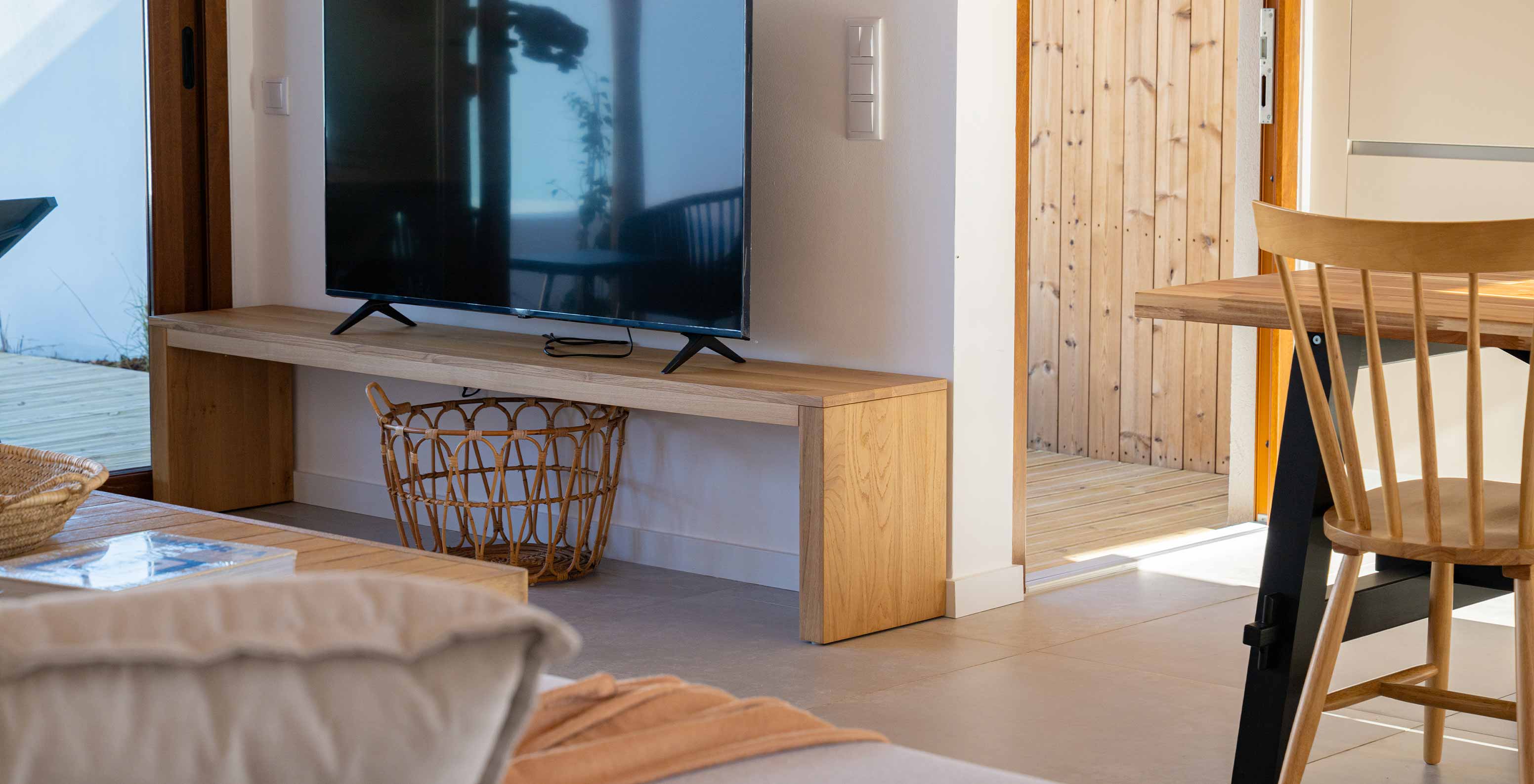 La Superior Green Villa de Pestana Comporta Village Residences tiene una sala moderna con TV y muebles de madera