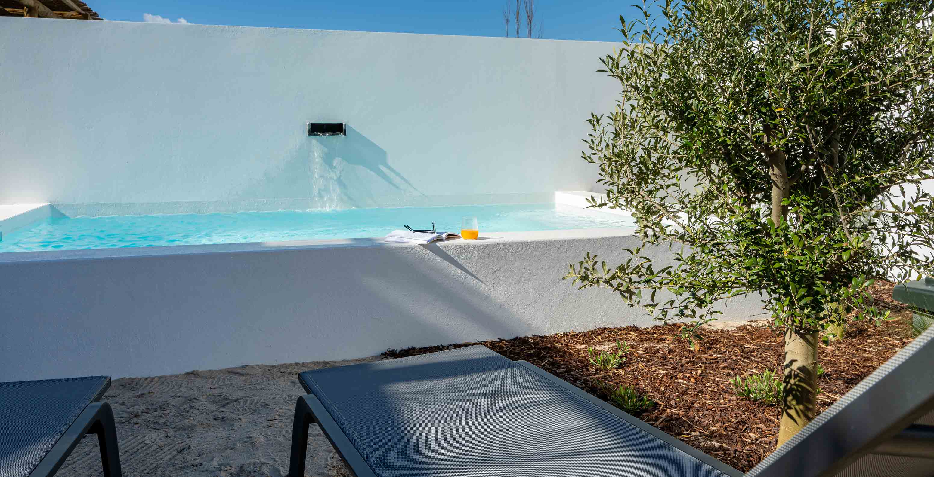 La Superior Villa de Pestana Comporta Village Residences tiene una piscina con cascada y varias tumbonas