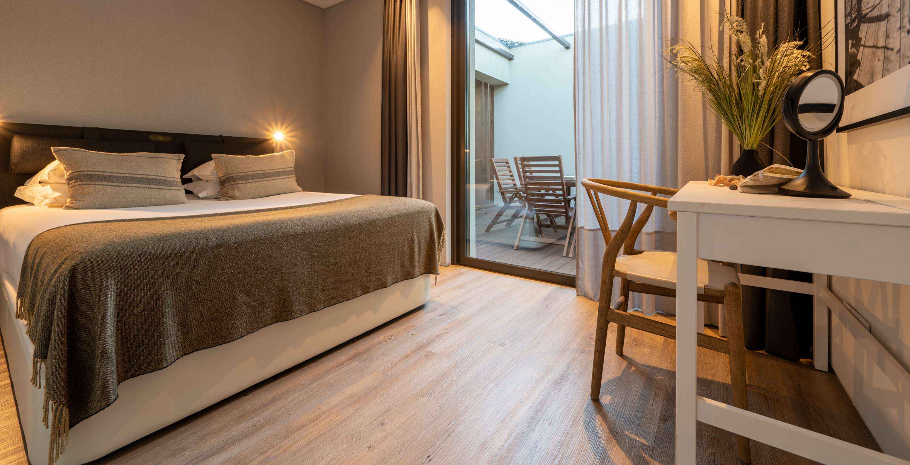 Las Beach Villas con Piscina Infantil del Pestana Tróia Eco Resort tienen una cama de matrimonio y una pequeña terraza