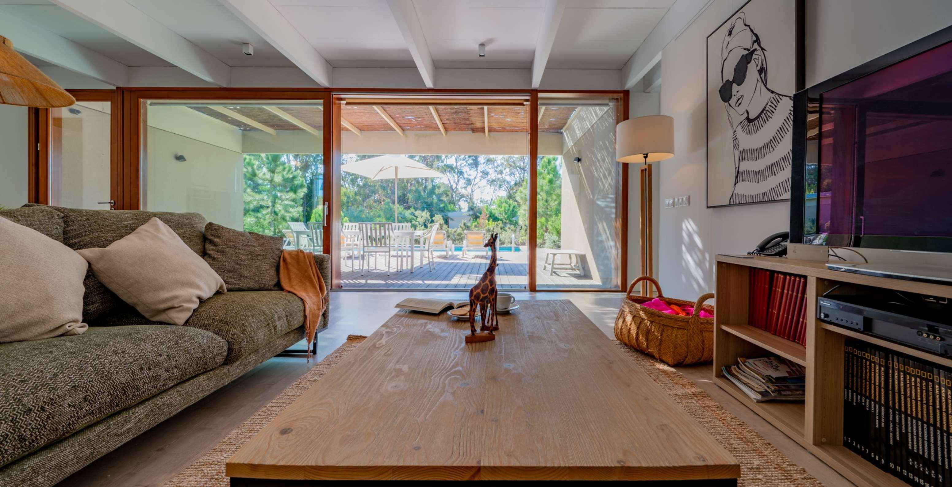 Las Villas de 4 Habitaciones del Pestana Tróia Eco Resort tienen una sala con sofá, acceso a la terraza y televisión