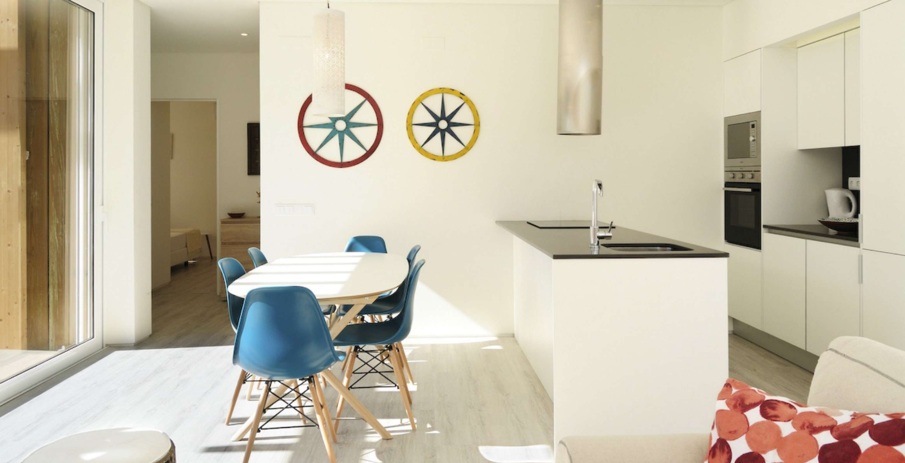 Las Sand Villas con Piscina Privada del Pestana Tróia Eco Resort tienen una cocina con encimera y mesa con sillas