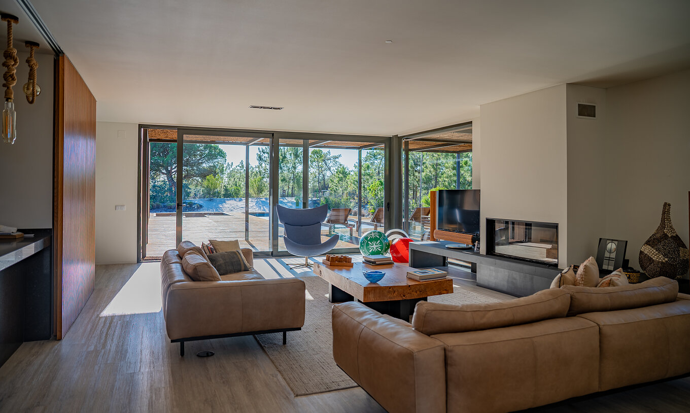 Las Exclusive Villas con Piscina Privada del Pestana Tróia Eco Resort tienen una amplia sala con dos sofás y una mesa