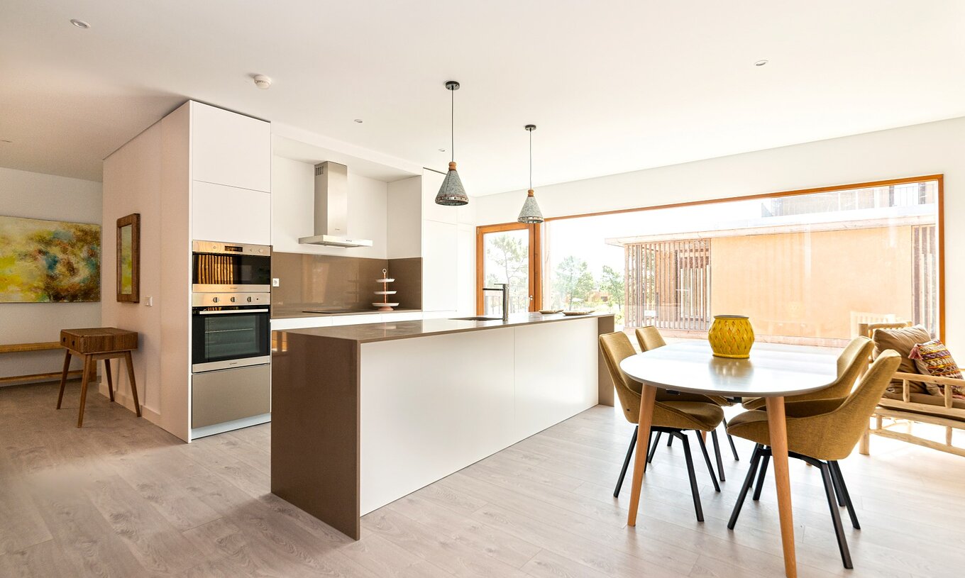 El Apartamento Eco Village 1º Piso Vistas del Pestana Tróia Eco Resort tiene una cocina con encimera y mesa con sillas