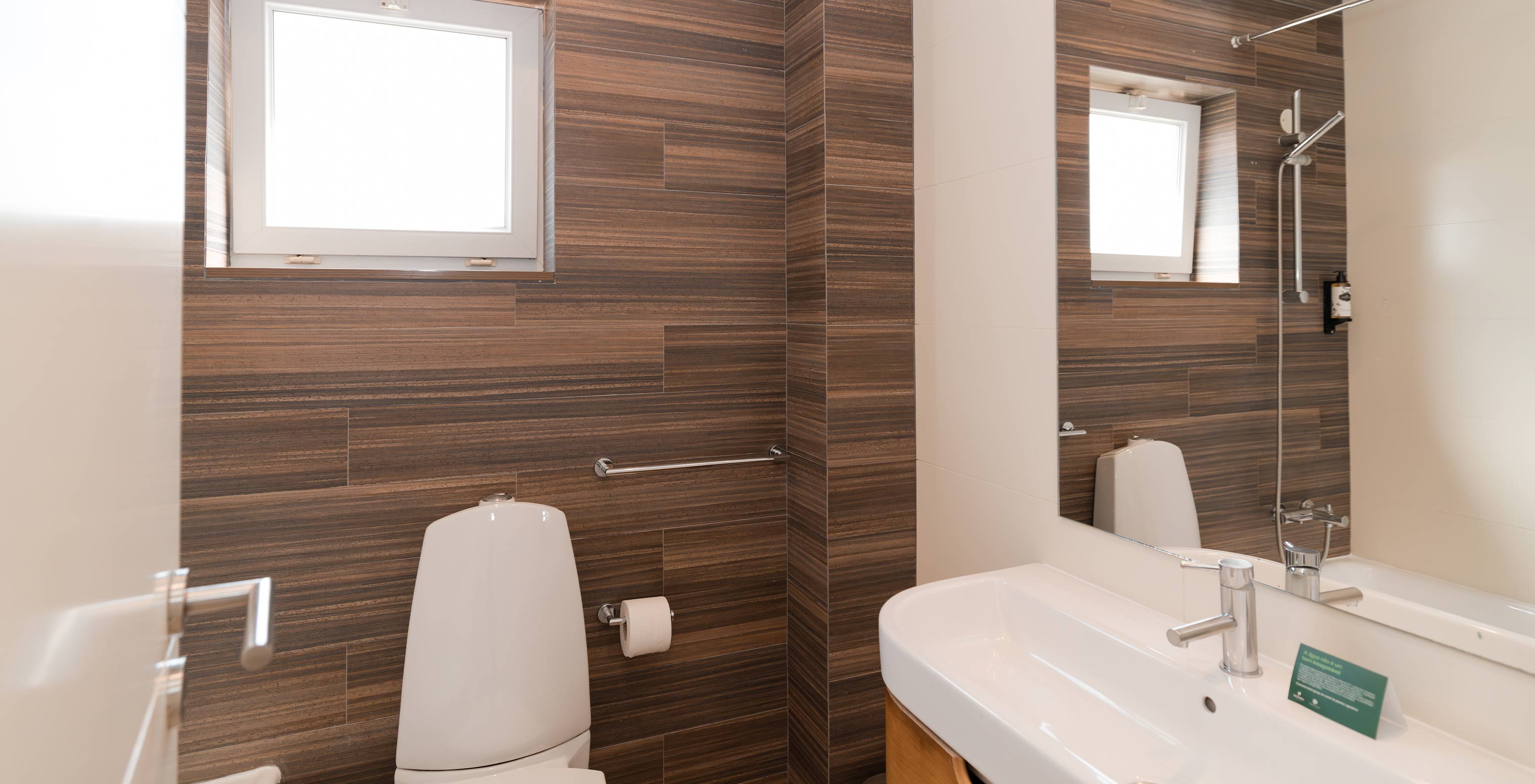 Villa 1 Habitación Vista Jardín en Pestana Alvor Beach Villas tiene un baño con lavabo, espejo y una ventana pequeña