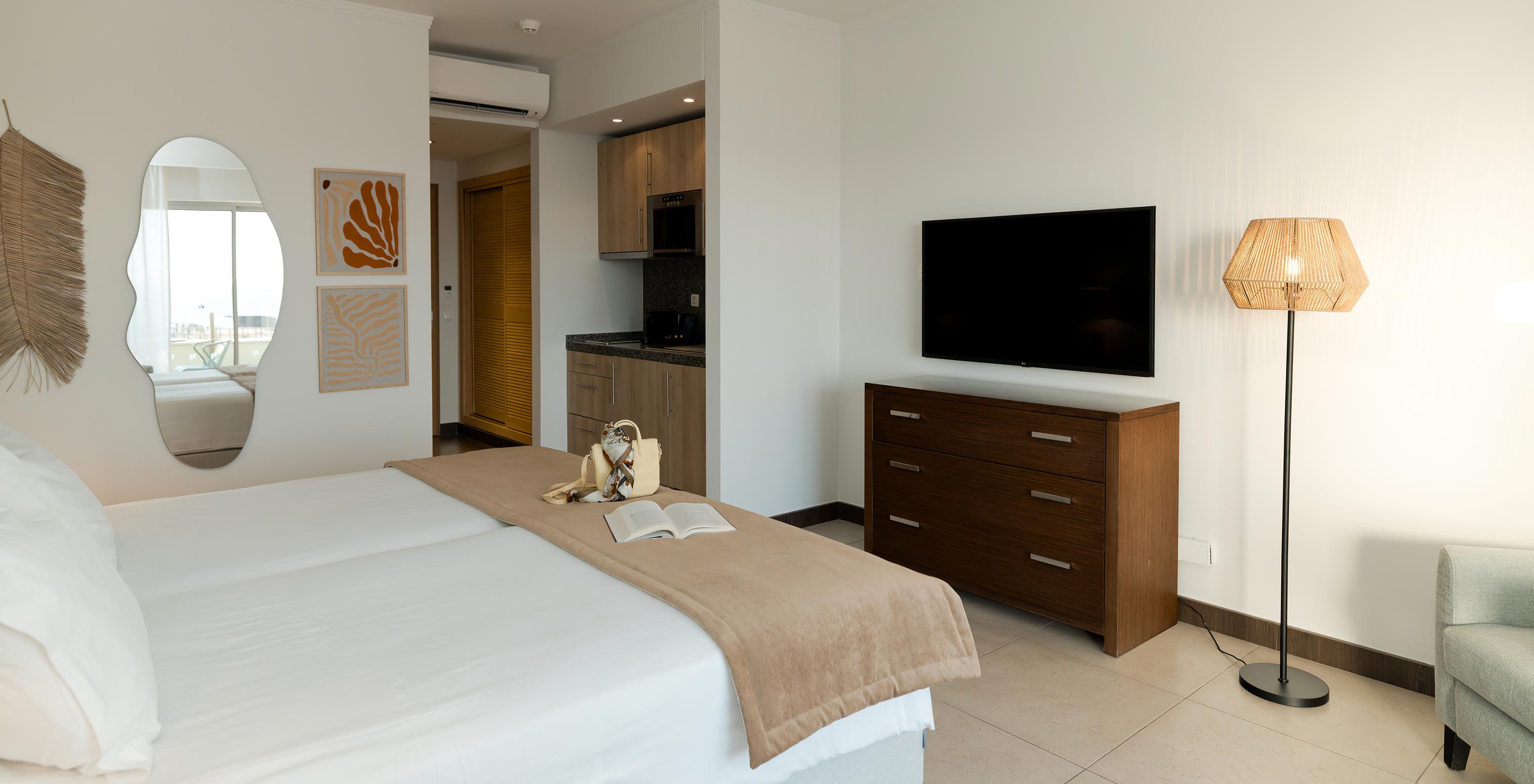 Estudio Vista Jardín en Pestana Alvor Beach Villas tiene dos camas, TV, un espejo y aire acondicionado