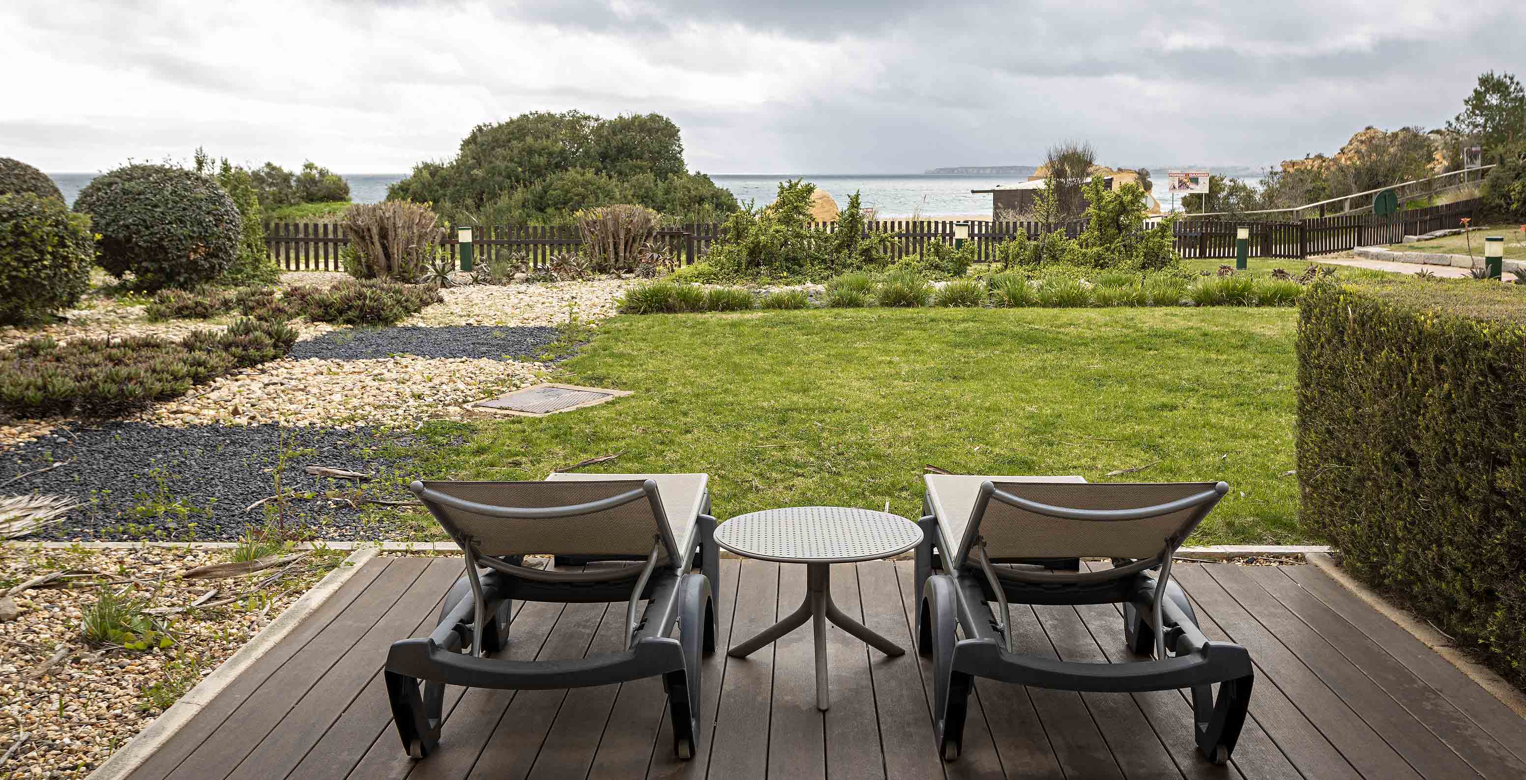 La Cliff Suite T2 en Pestana Alvor Praia tiene un jardín con césped y vegetación, dos tumbonas y vistas a la playa