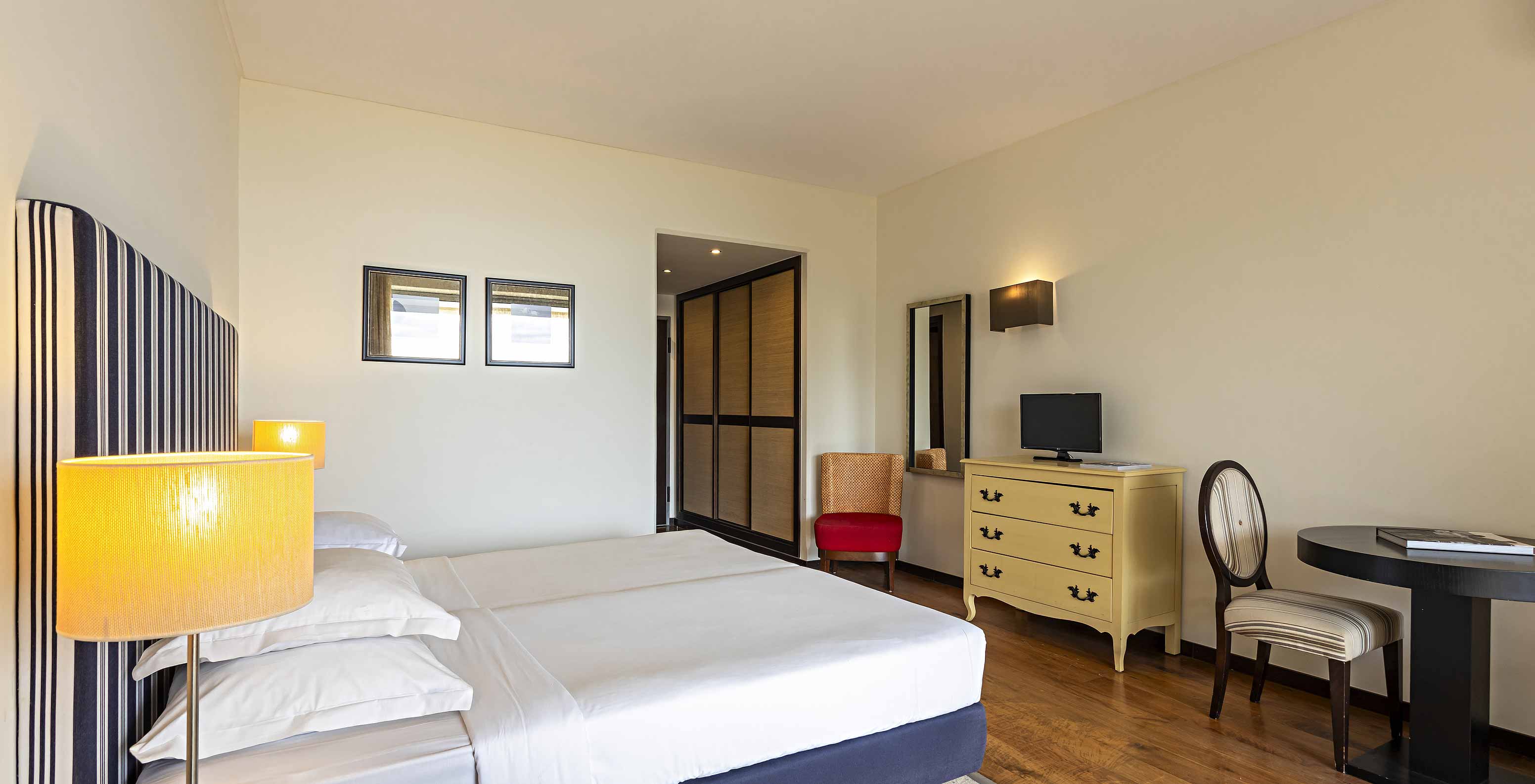 El Cliff Studio en Pestana Alvor Praia tiene un dormitorio con una cama doble, una televisión, un espejo y un armario