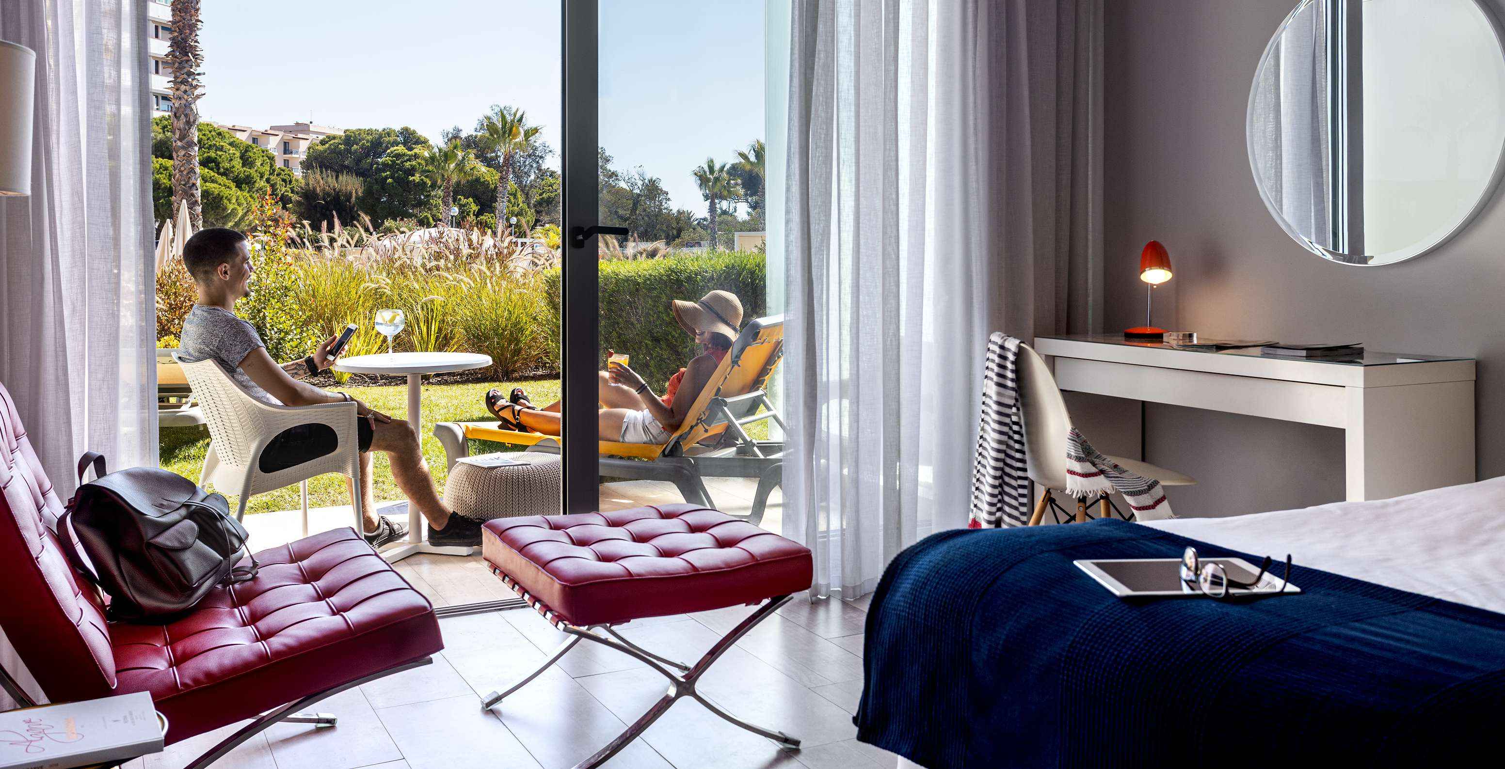 El Deluxe Vista Piscina del Pestana Alvor South Beach tiene terraza con sillas en el jardín con vista a la piscina