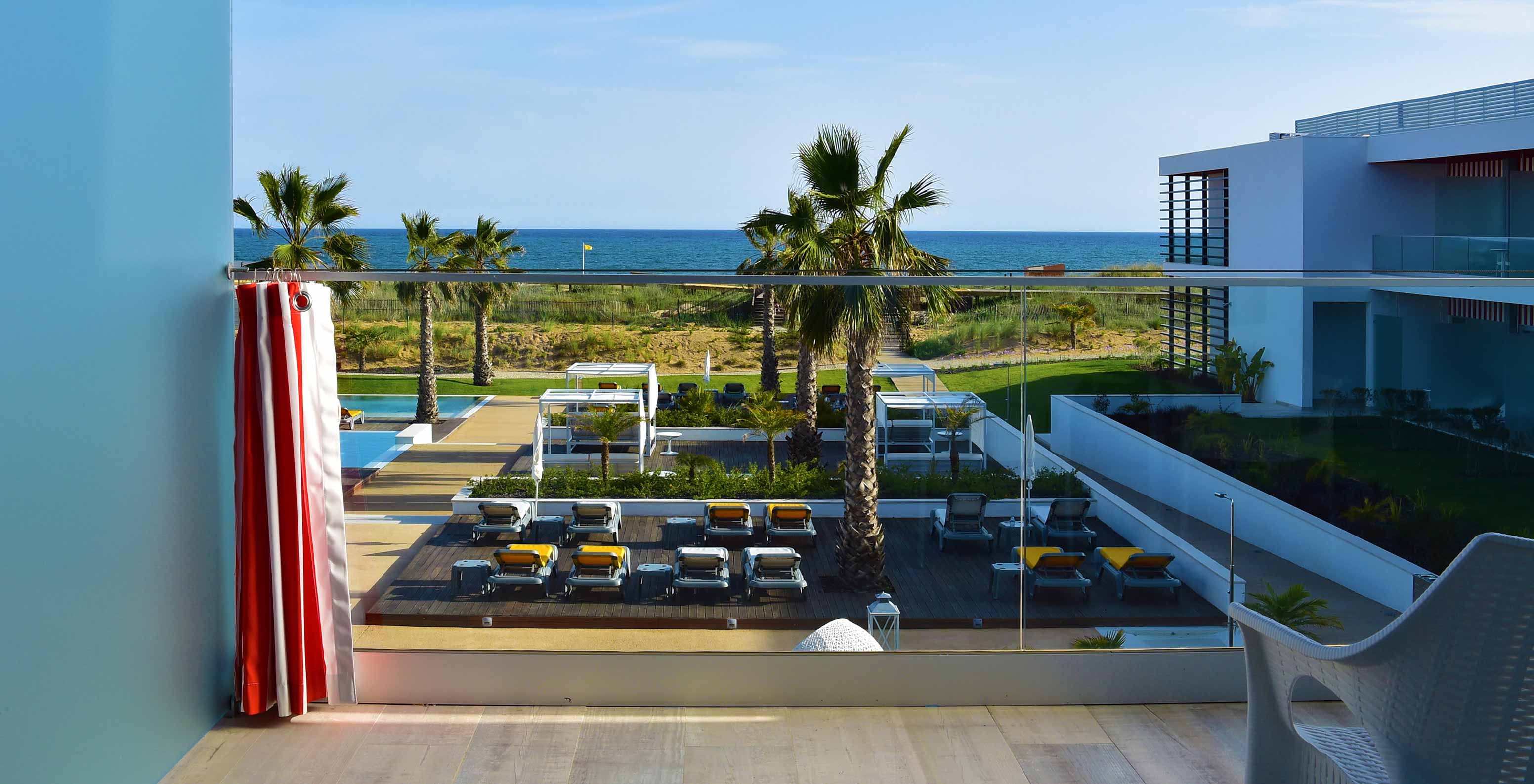 El Suite Doble Vista Mar del Pestana Alvor South Beach tiene terraza con vista a la piscina y al mar