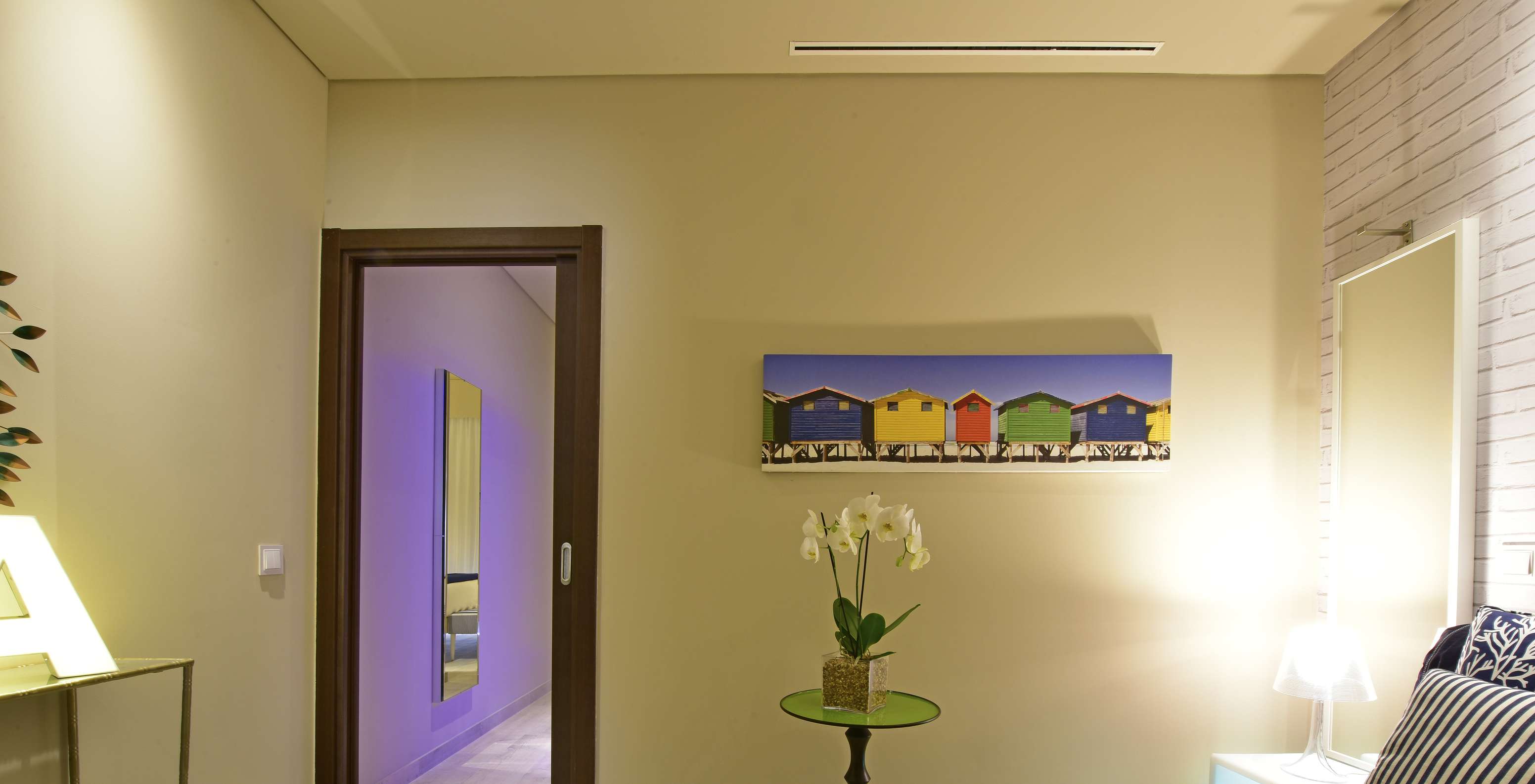 La Suite del Pestana Alvor South Beach tiene pequeña sala de estar con sofá cama. Decoración moderna y colorida