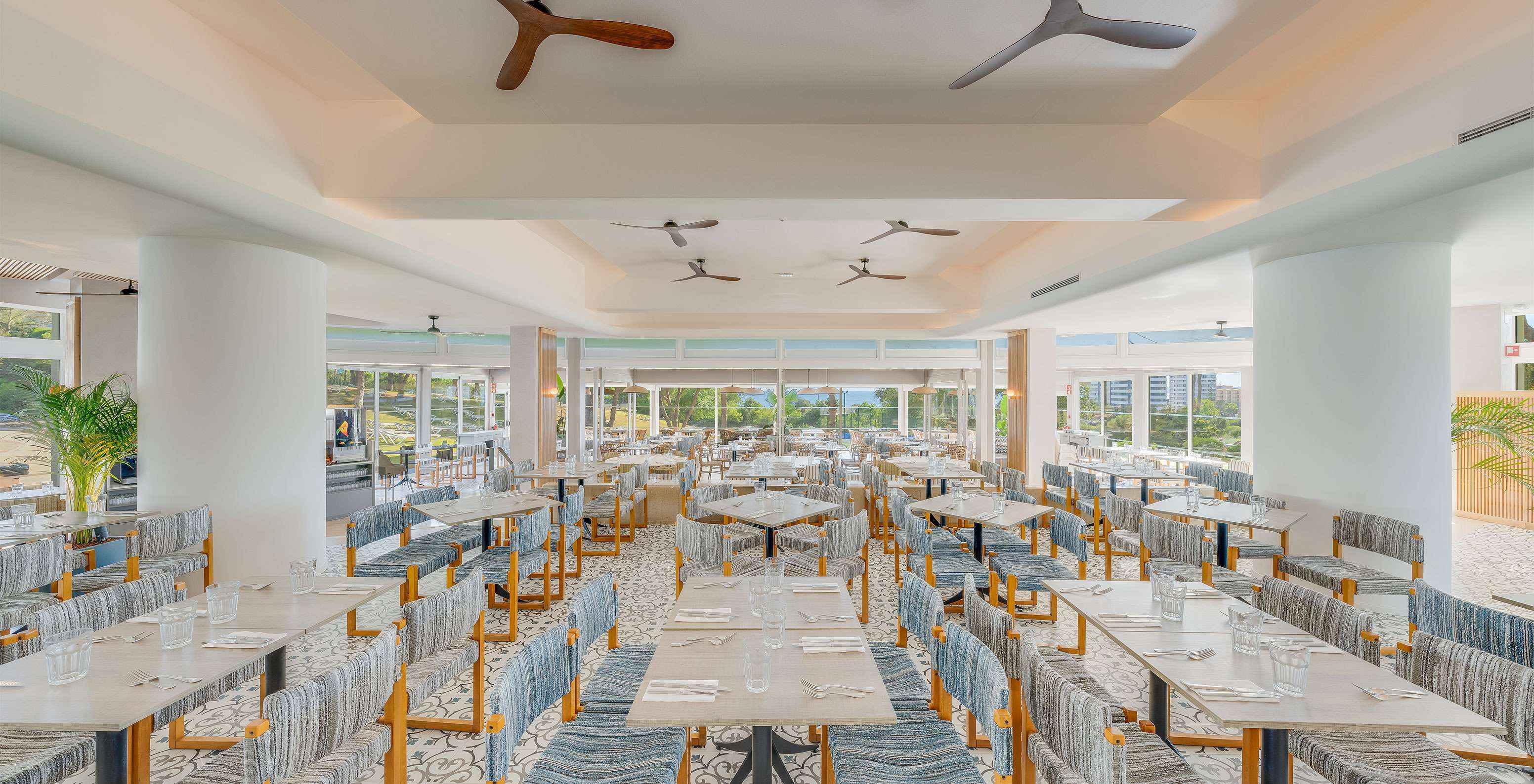 El bar Acqua, del Hotel Todo Incluido en Algarve, tiene mucha luz natural y varias mesas para disfrutar de una comida