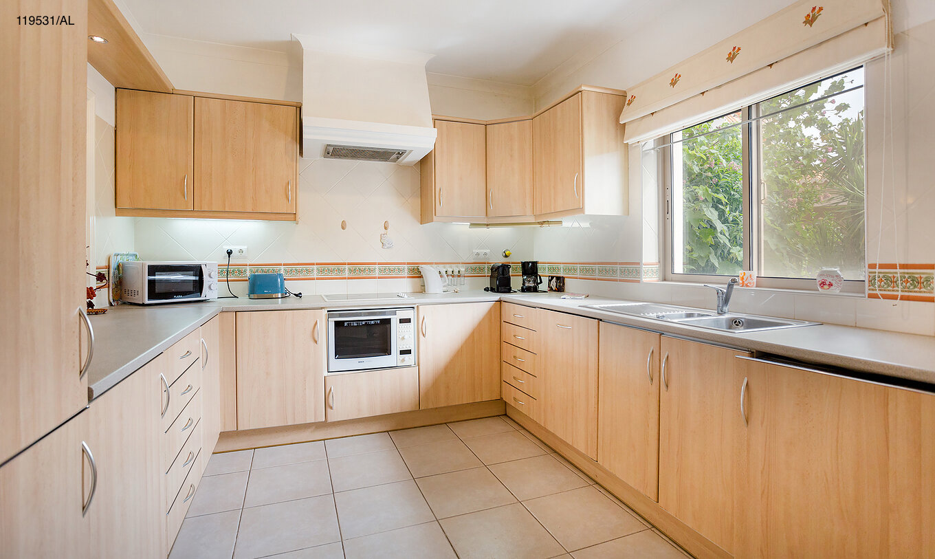 El apartamento Pestana Carvoeiro Golf T1 Estándar tiene una cocina equipada con gabinetes de madera y electrodomésticos