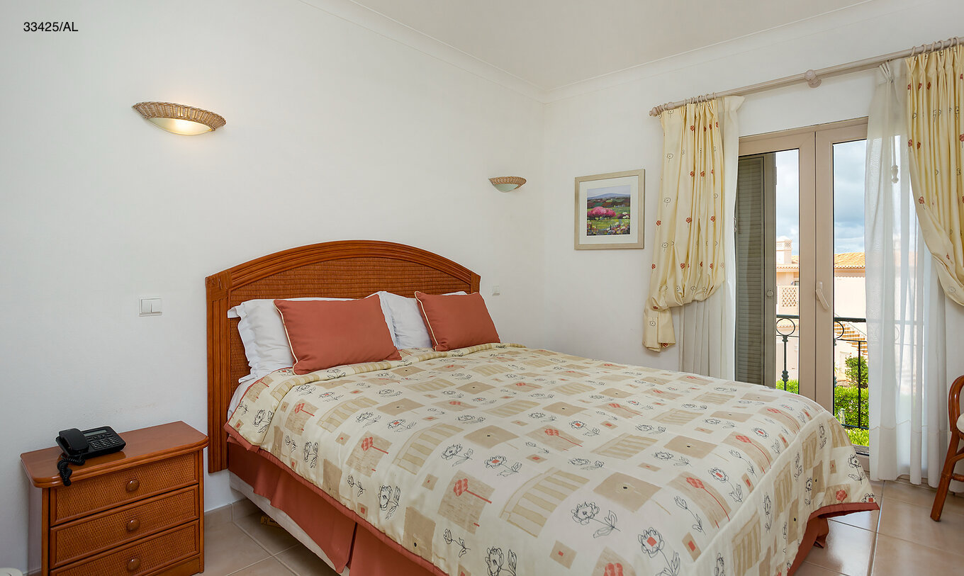 El apartamento Pestana Carvoeiro Golf T2 Estándar tiene un dormitorio con cama doble y dos mesitas de noche