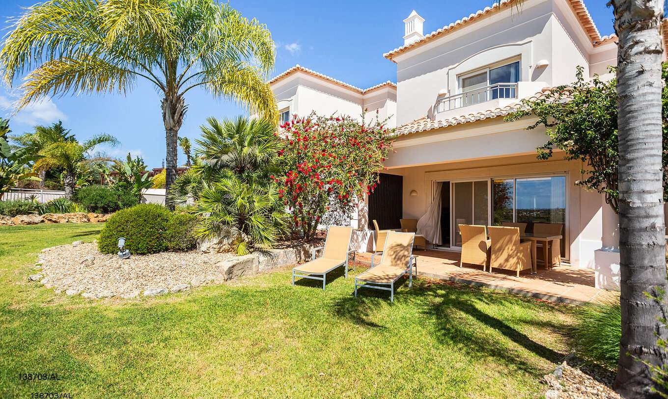 El apartamento Pestana Carvoeiro Golf T2 Superior tiene un patio exterior con césped y tumbonas amarillas