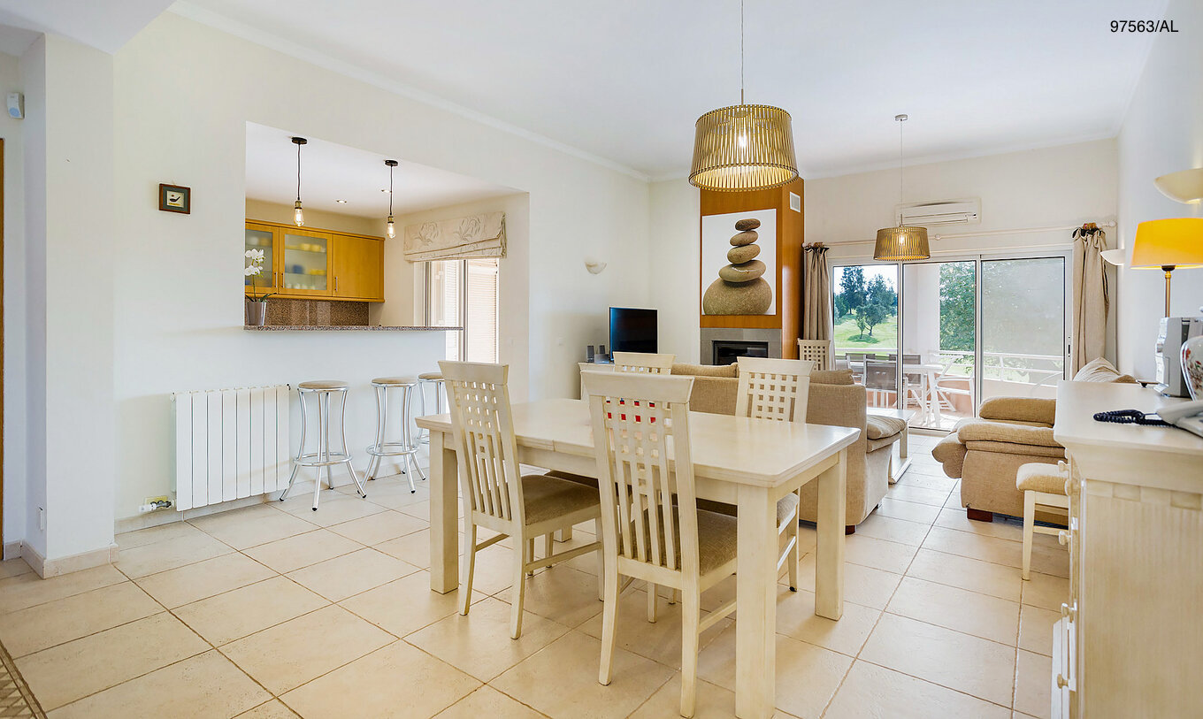 El apartamento Pestana Carvoeiro Golf T3 Superior tiene un comedor con vista a la cocina, mesa y cuatro sillas