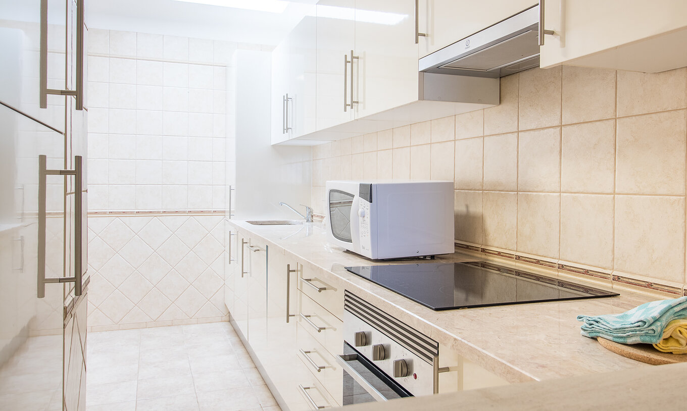 El apartamento de dos dormitorios en Pestana Gramacho tiene cocina sencilla con electrodomésticos y decoración neutra