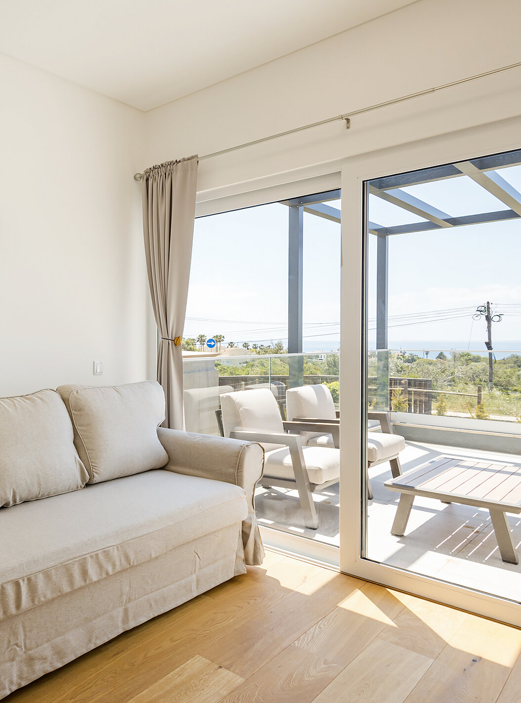 Apartamento de 2 habitaciones en primera planta en Pestana Valley Nature Village tiene un sofá y vistas a la naturaleza