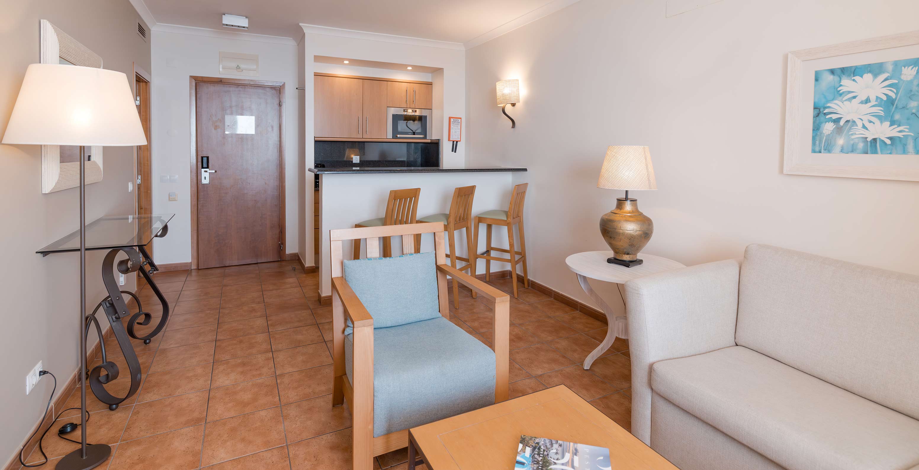 La Suite Superior Vista Mar del Pestana Viking tiene sala con sofá, sillones y cocina pequeña con microondas