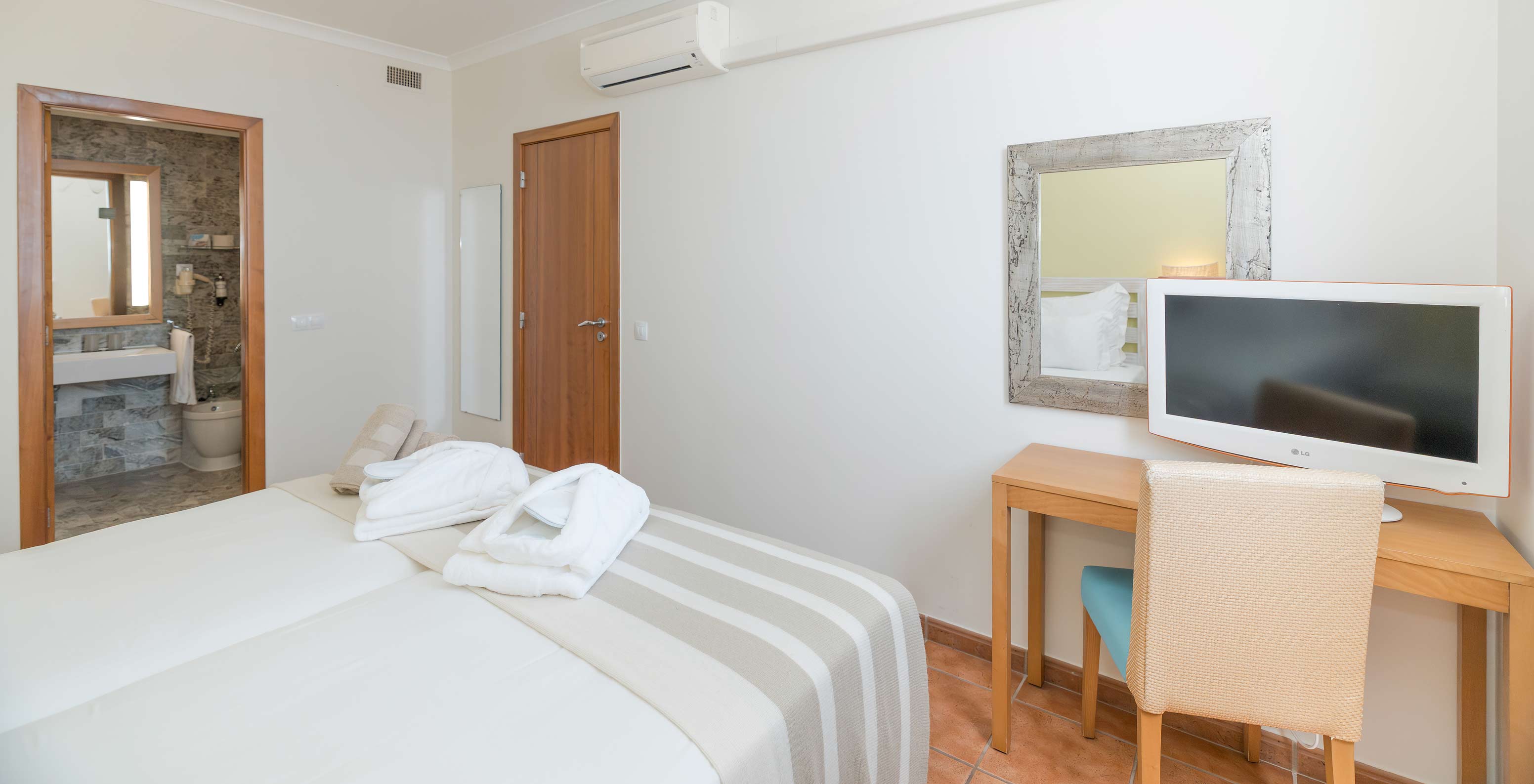 La Suite Vista Mar del Pestana Viking tiene cuarto con dos camas, aire acondicionado, escritorio y baño