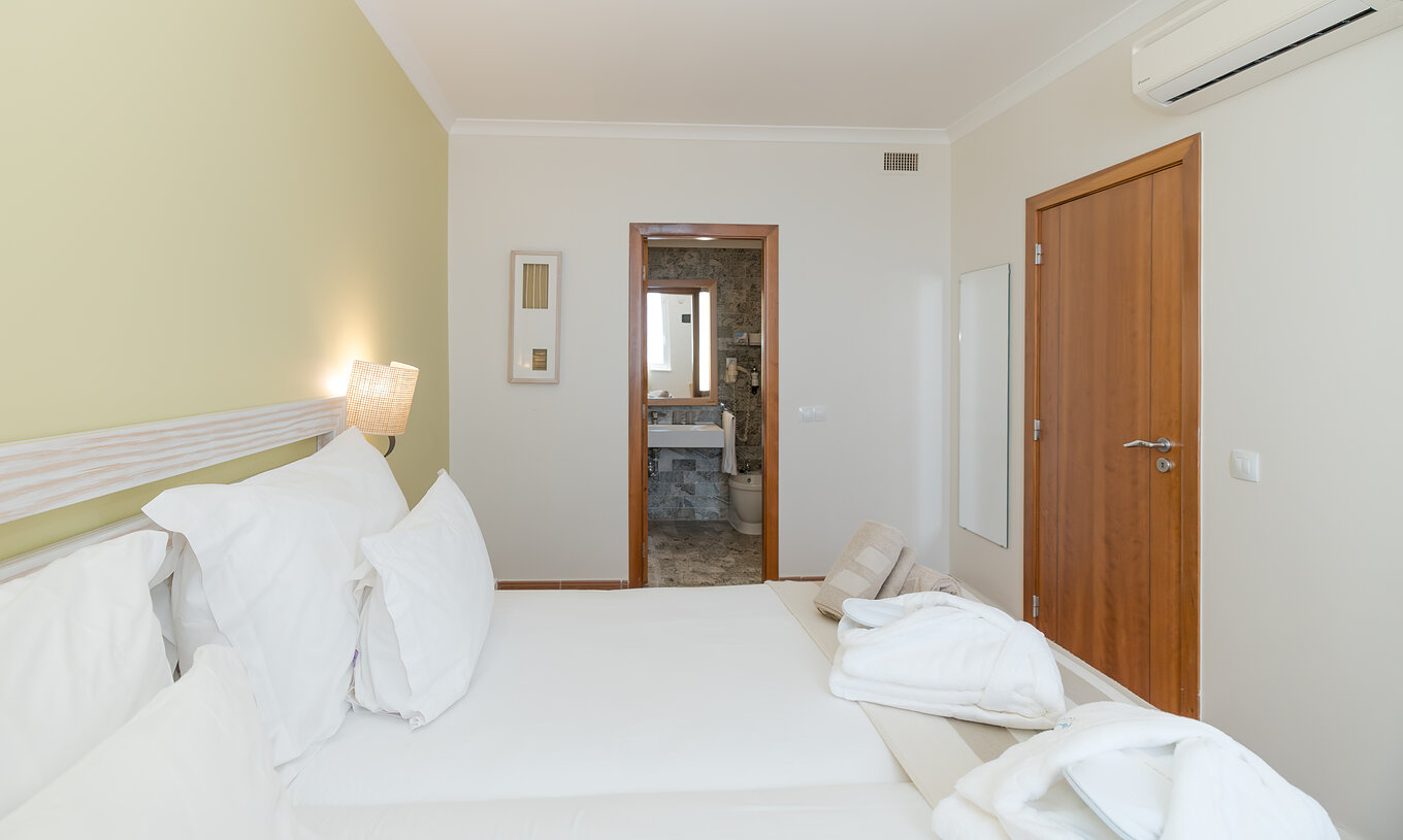 La Suite Vista Mar del Pestana Viking tiene dos camas con mesa de noche y baño