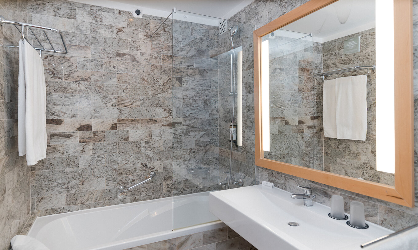 La Suite Superior Vista Mar del Pestana Viking tiene baño con lavabo, espejo grande y bañera con ducha