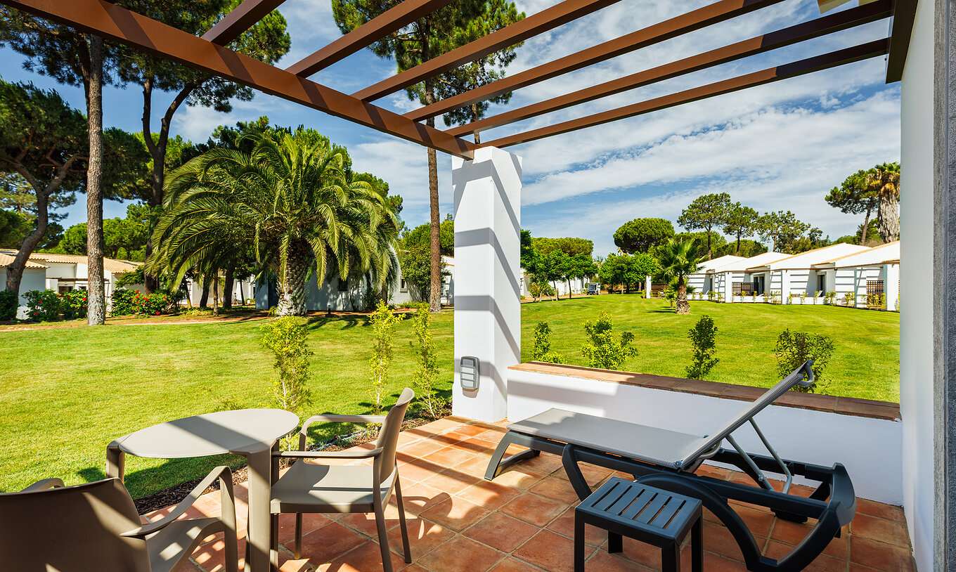 El Superior Vista Jardín en Pestana Vila Sol - Vilamoura tiene balcón con tumbona, mesa y vista al jardín