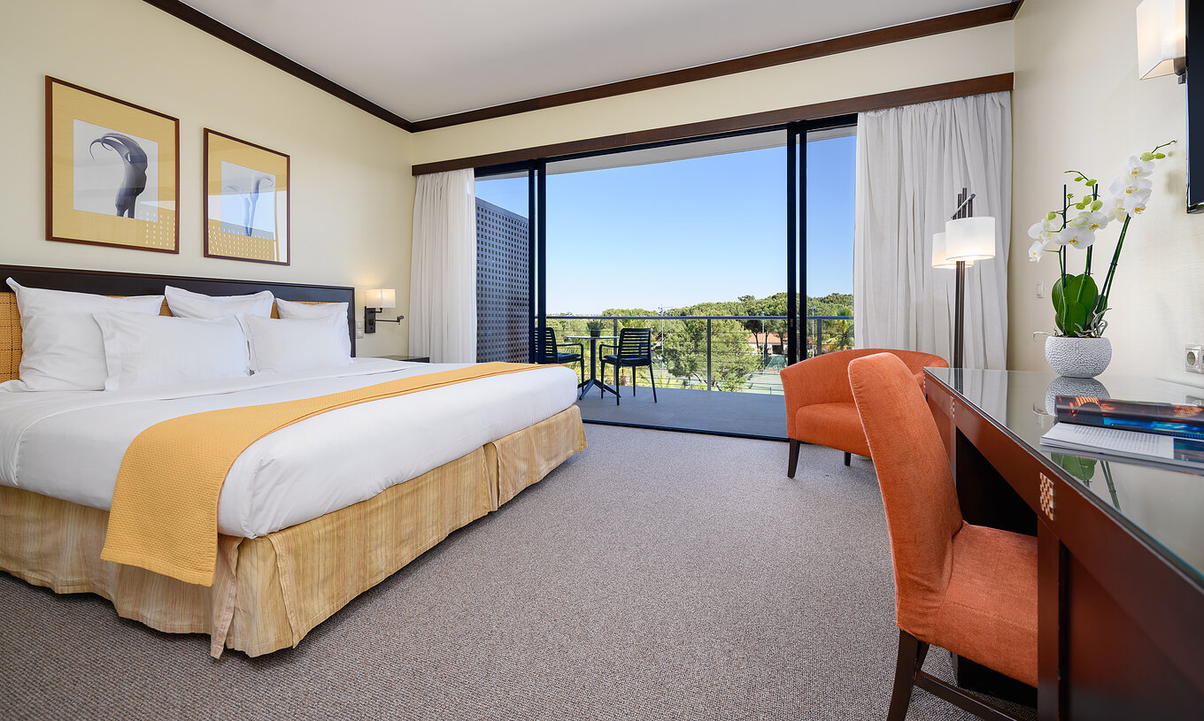 El Superior del Pestana Vila Sol - Vilamoura tiene una cama de casal, un escritorio, sillón y un balcón con sillas