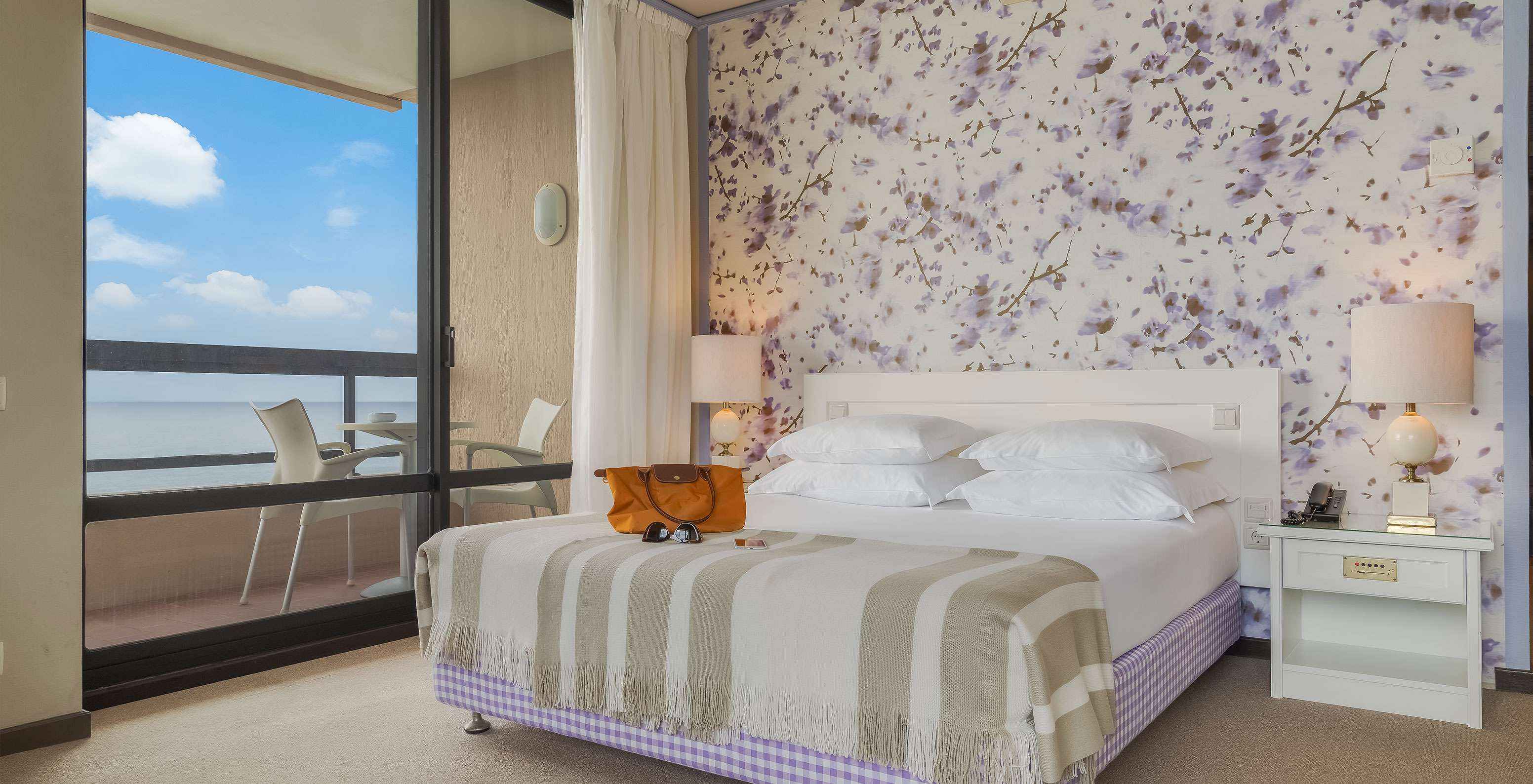 El Standard Vista Mar del Pestana Bahia Praia tiene una cama doble, con 4 almohadas y un balcón con vista al mar al lado