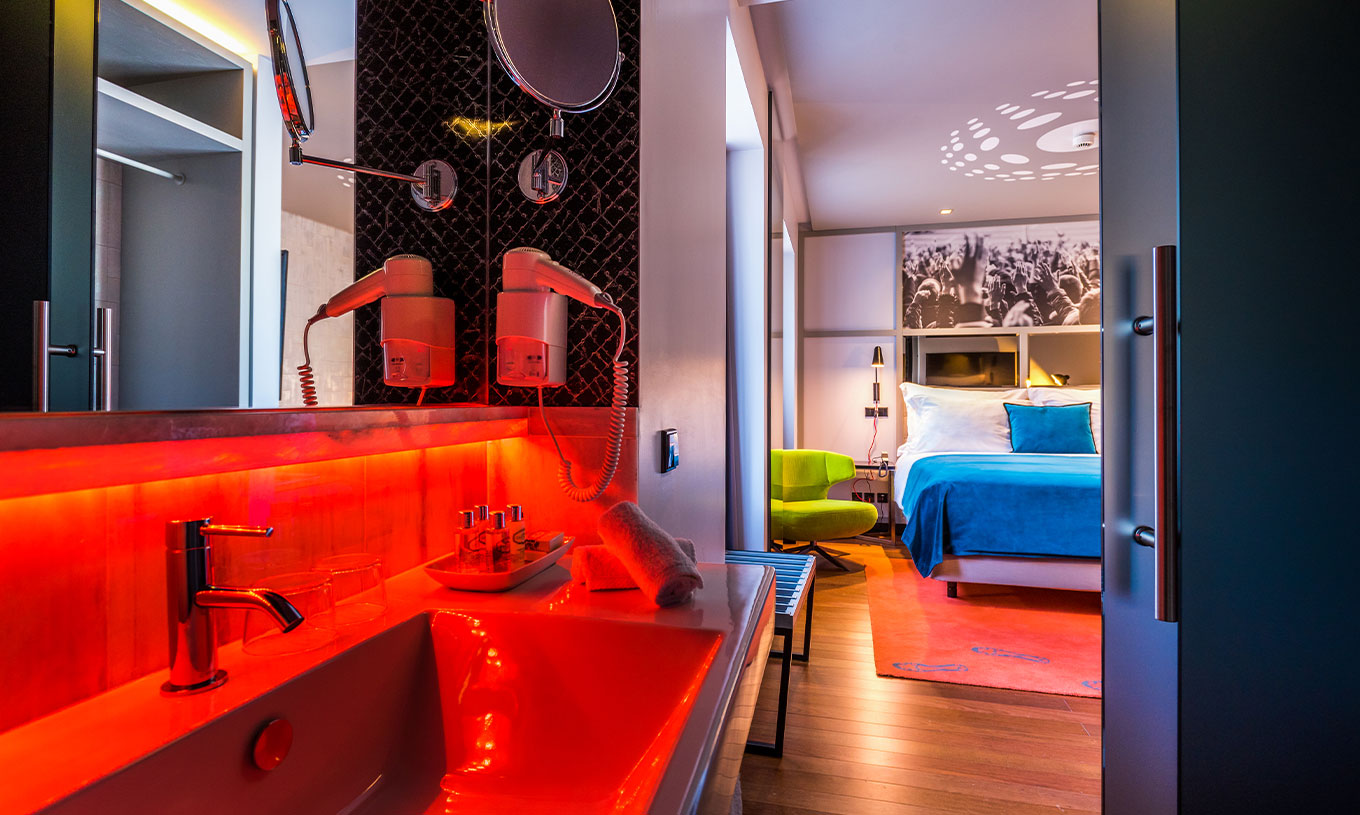 El Cuarto CR7 del Pestana CR7 Lisboa tiene una cama doble y un baño con lavabo, espejo y secador de pelo