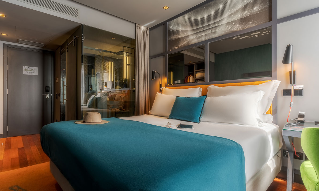 El CR7 Superior del Pestana CR7 Lisboa tiene una cama doble y un espejo sobre la cama