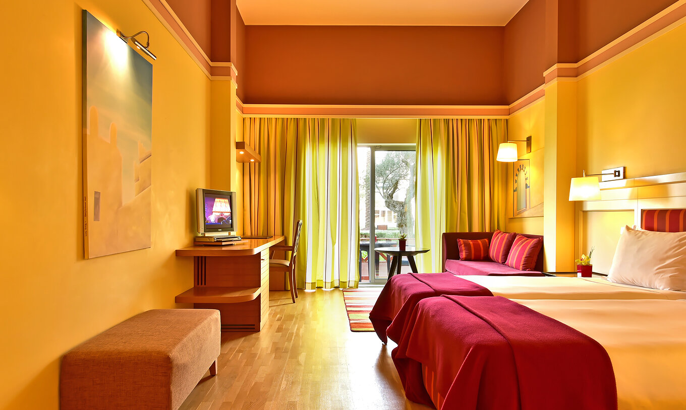 El Duplo Superior del Pestana Sintra Golf tiene dos camas, una televisión, un sofá y ventana con cortinas y vista jardín