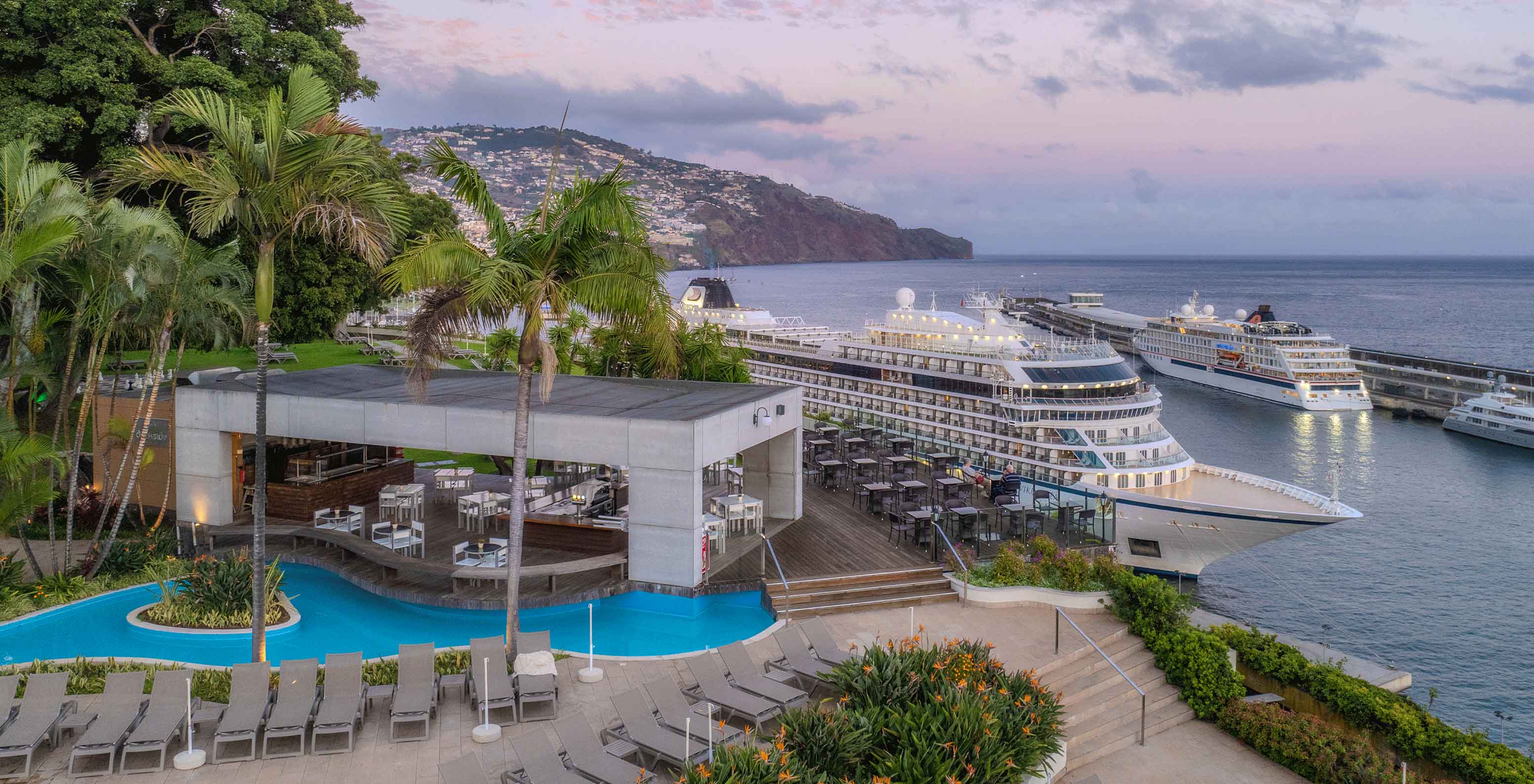 Vista desde la piscina exterior del Pestana Casino Park, al mar y al Muelle de Cruceros de Funchal