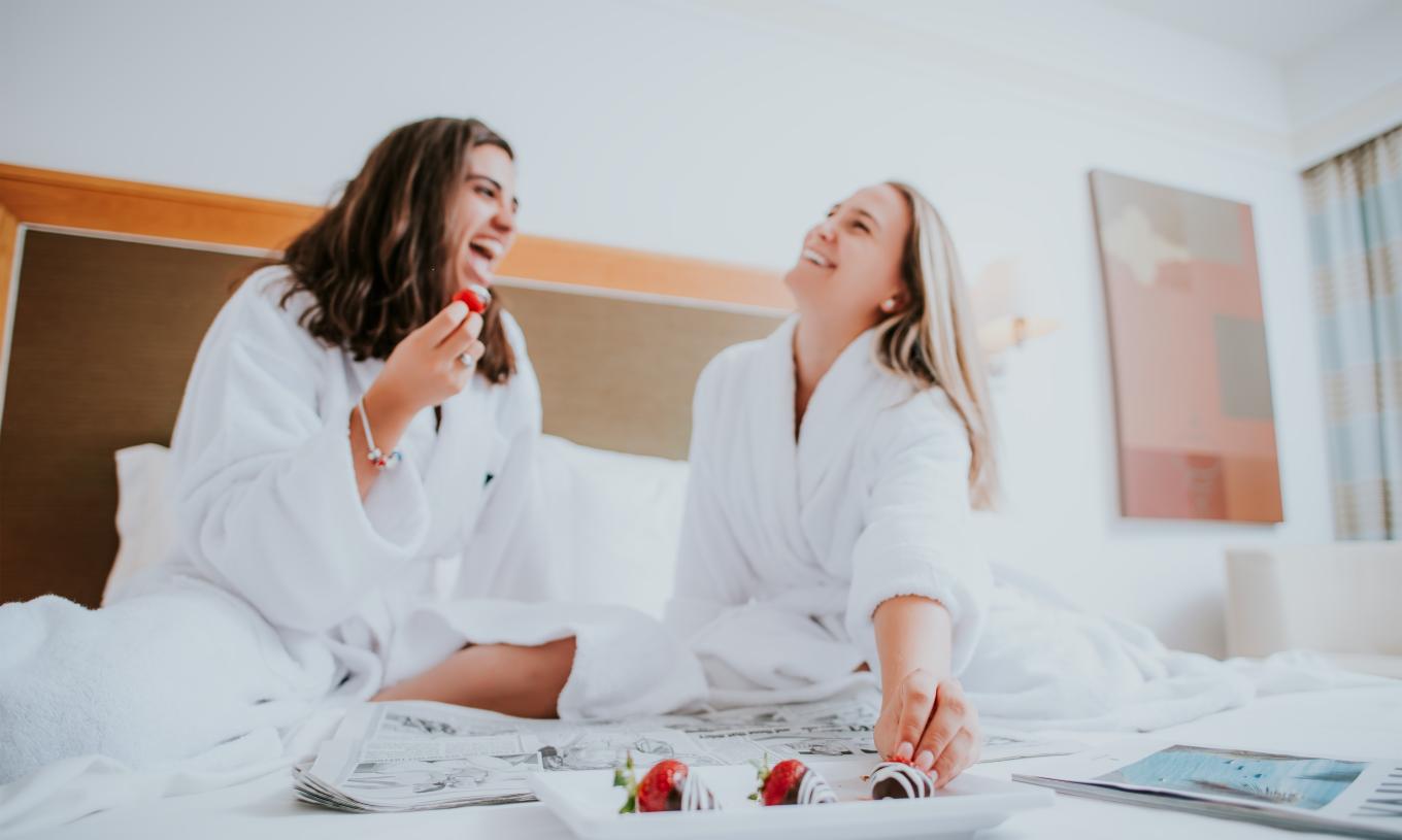 El Apartamento T1 del Pestana Madeira Beach Club tiene albornoces a disposición y una cama con fresas cubiertas con chocolate