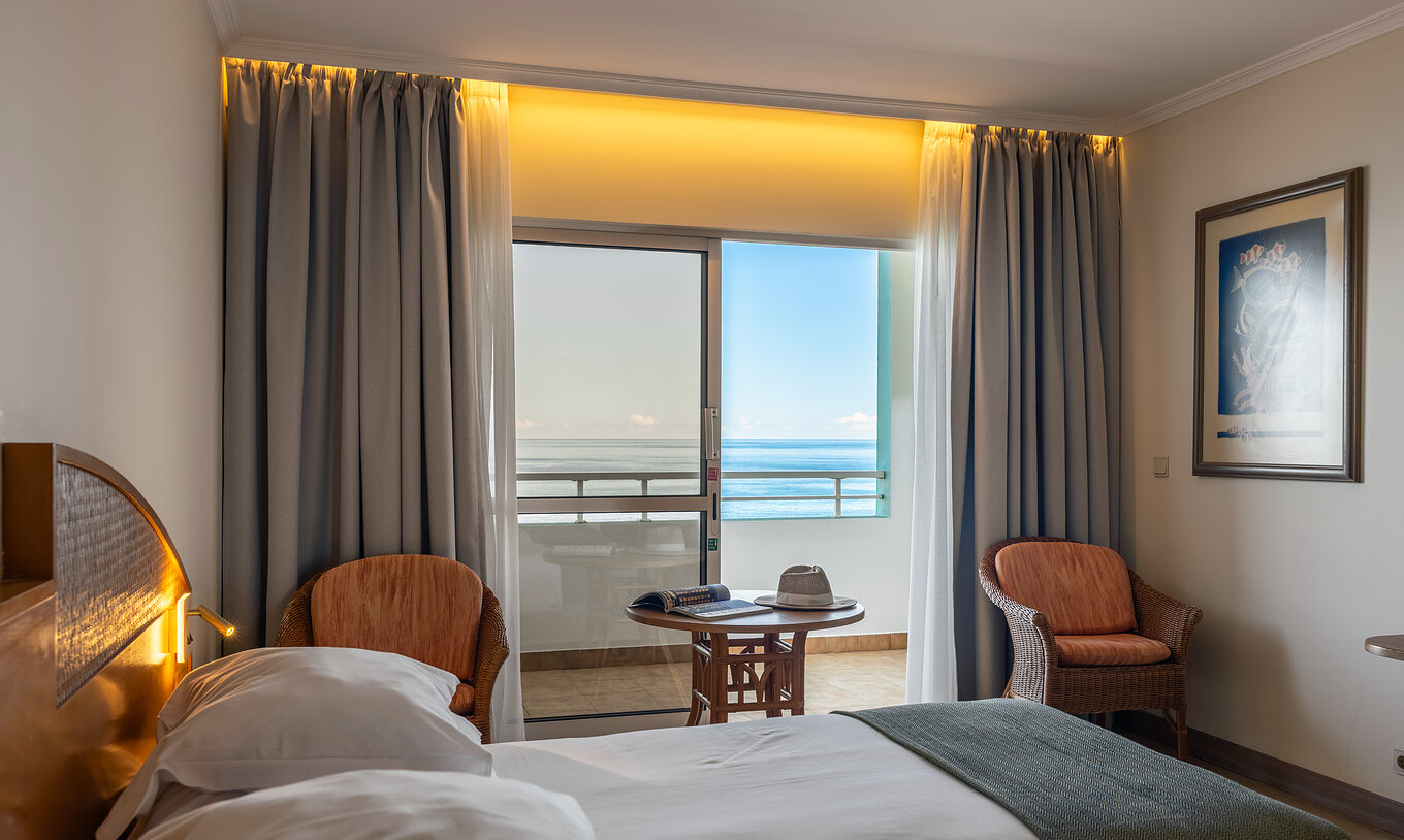 El Classic Sea View del Pestana Ocean Bay All Inclusive tiene una cama doble, dos sillas y balcón con vistas al mar