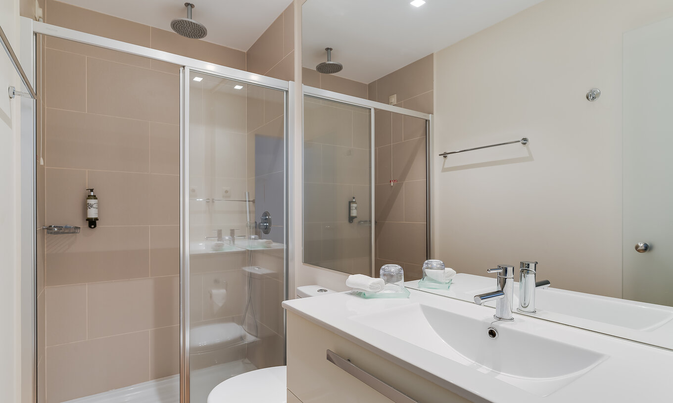 El Twin Clásico Vista Promenade del Pestana Promenade tiene un baño con ducha, inodoro y lavabo