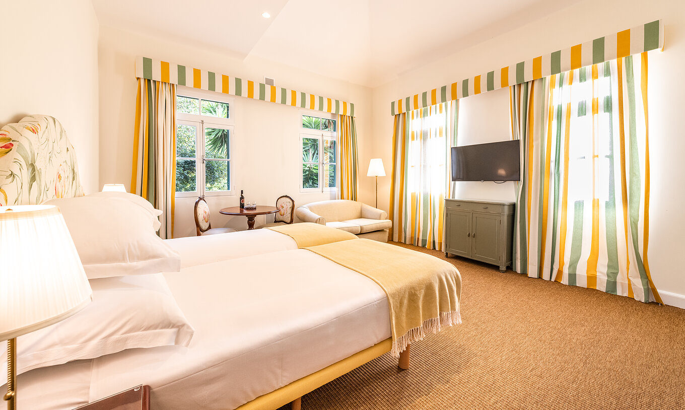 La Manor house - 1 del Pestana Quinta do Arco tiene dos camas juntas, sofá, mesa, televisión, alfombra y ventanas