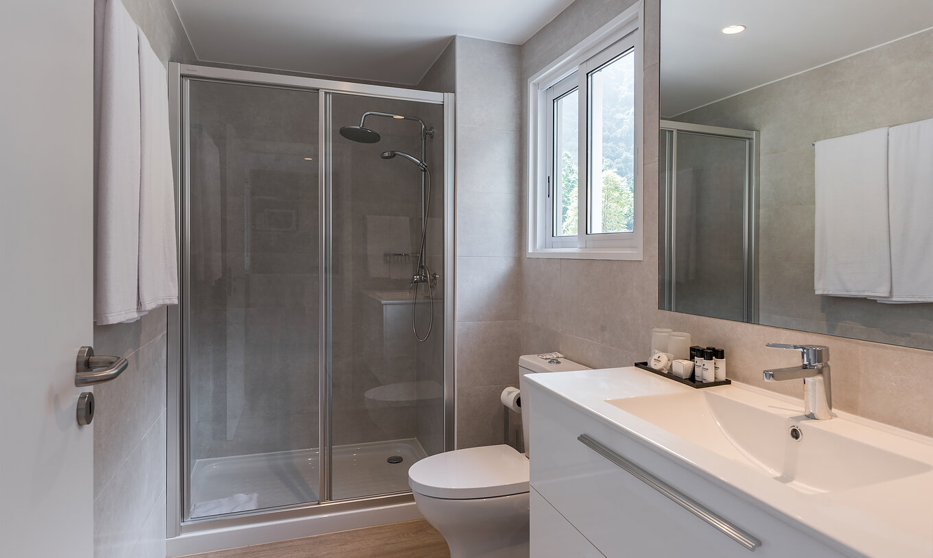 El Estudio - Vista jardín del Pestana Quinta do Arco tiene baño con ducha, inodoro, lavabo con espejo grande y ventana