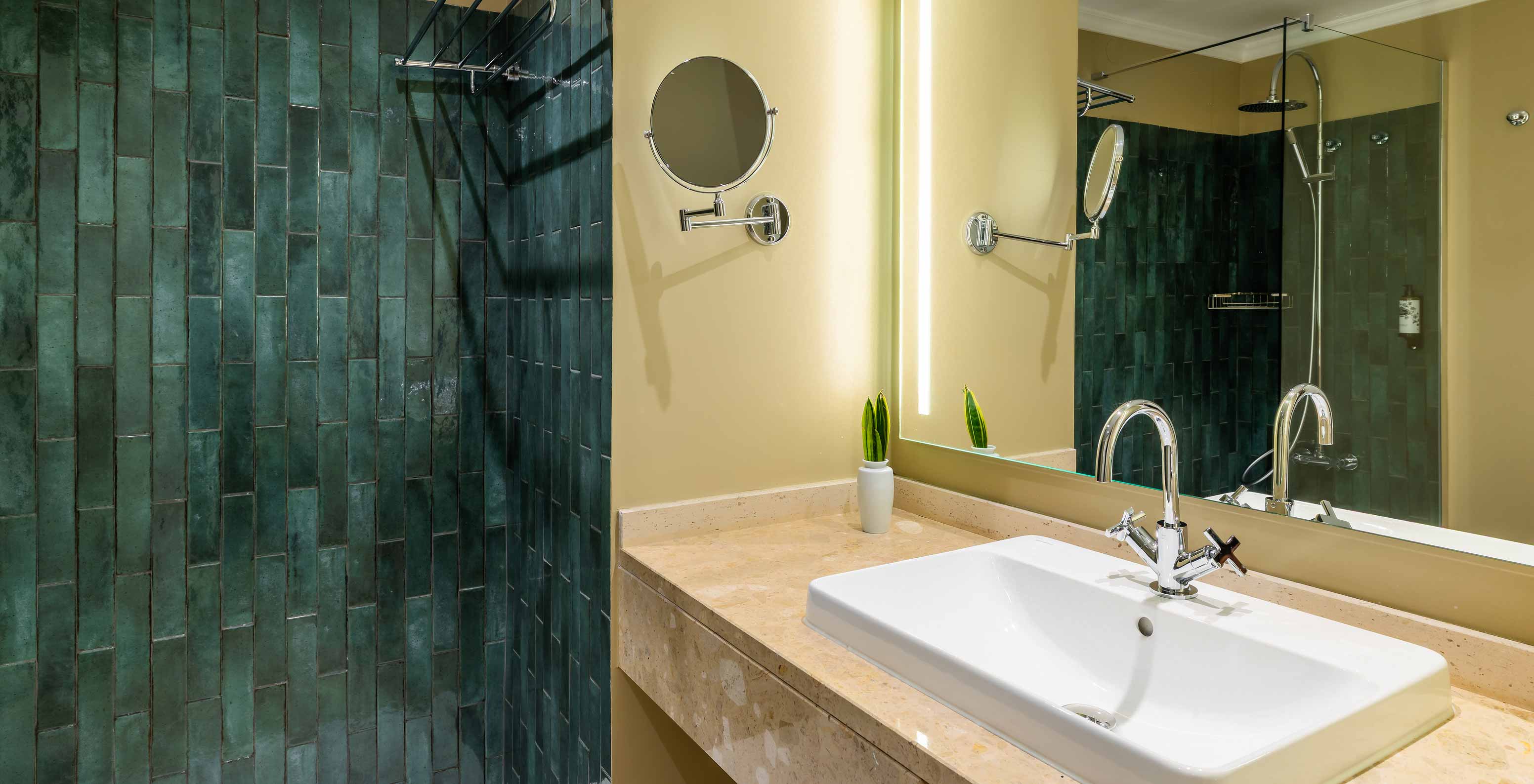 La Habitación Vista Mar Parcial con Balcón del Pestana Quinta Perestrello tiene un baño con lavabo y azulejos.