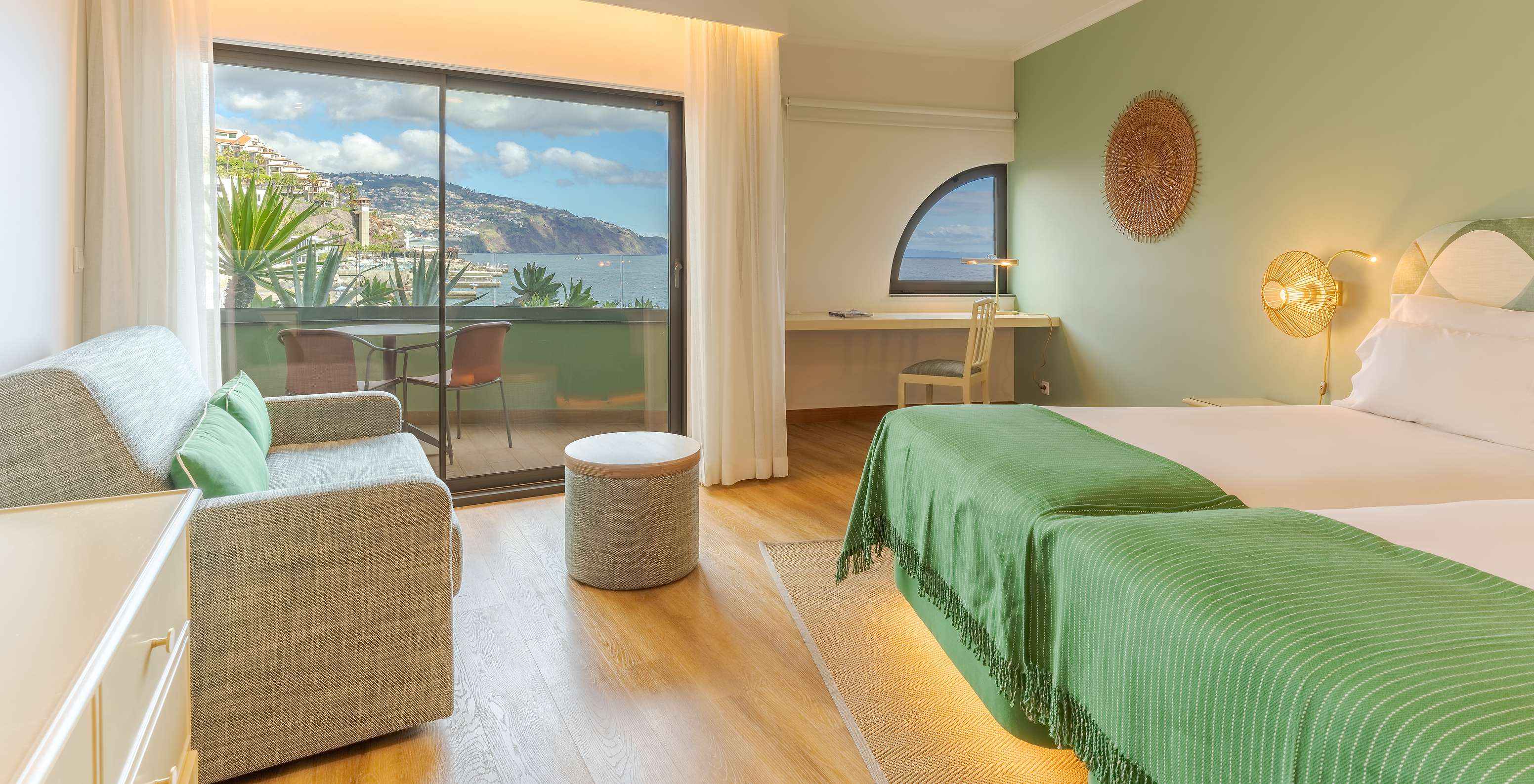 El Clásico Vista Mar Lateral del Pestana Vila Lido Madeira tiene una ventana en el escritorio y una ventana con balcón