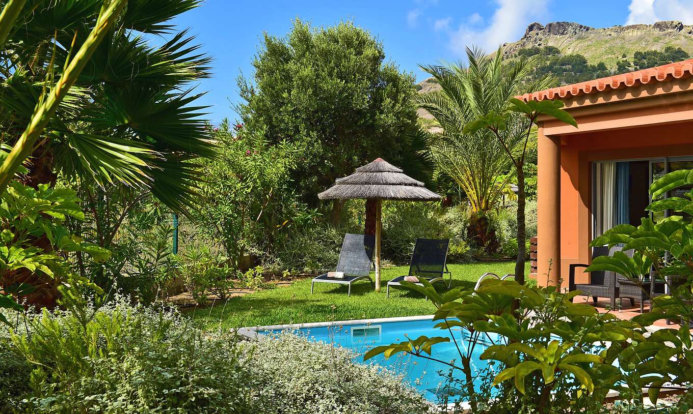 La Pool Villa del Pestana Porto Santo All Inclusive tiene una piscina privada, tumbonas y un sombrero de paja