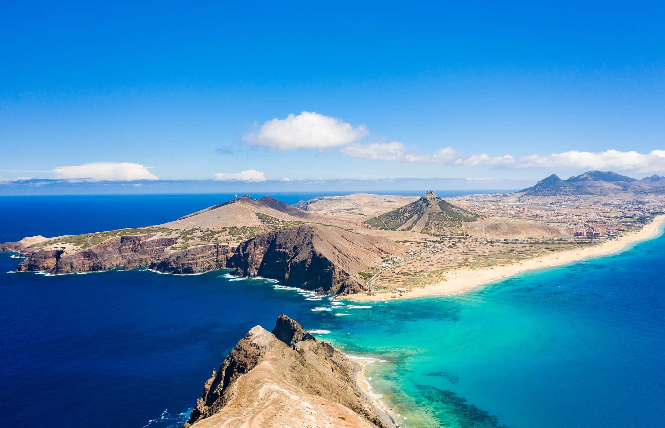 Vista panorámica de Porto Santo, mostrando sus playas doradas y costa impresionante, con el mar azul
