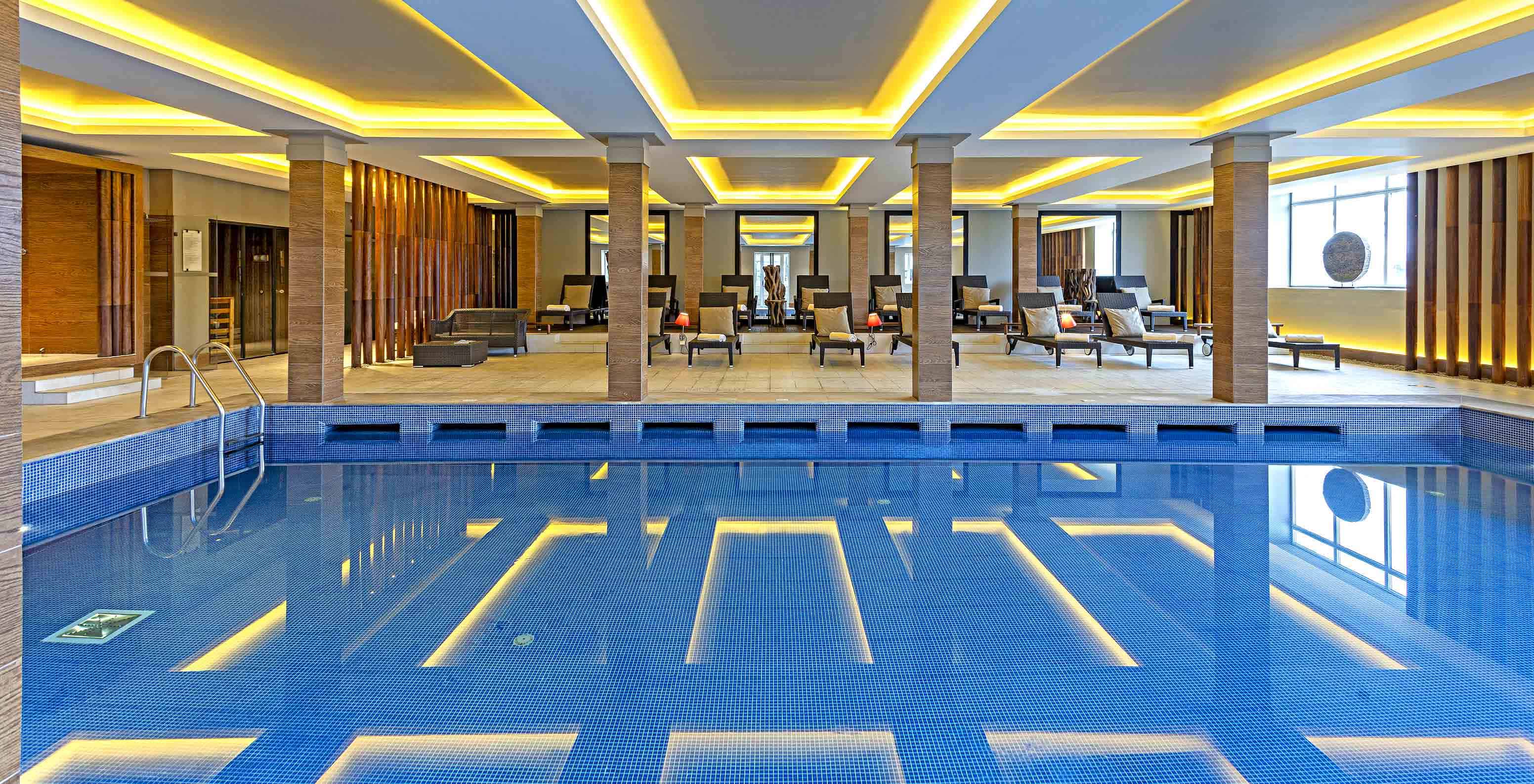 Piscina interior con tumbonas en el Pestana Palácio do Freixo, un hotel histórico a orillas del río Duero