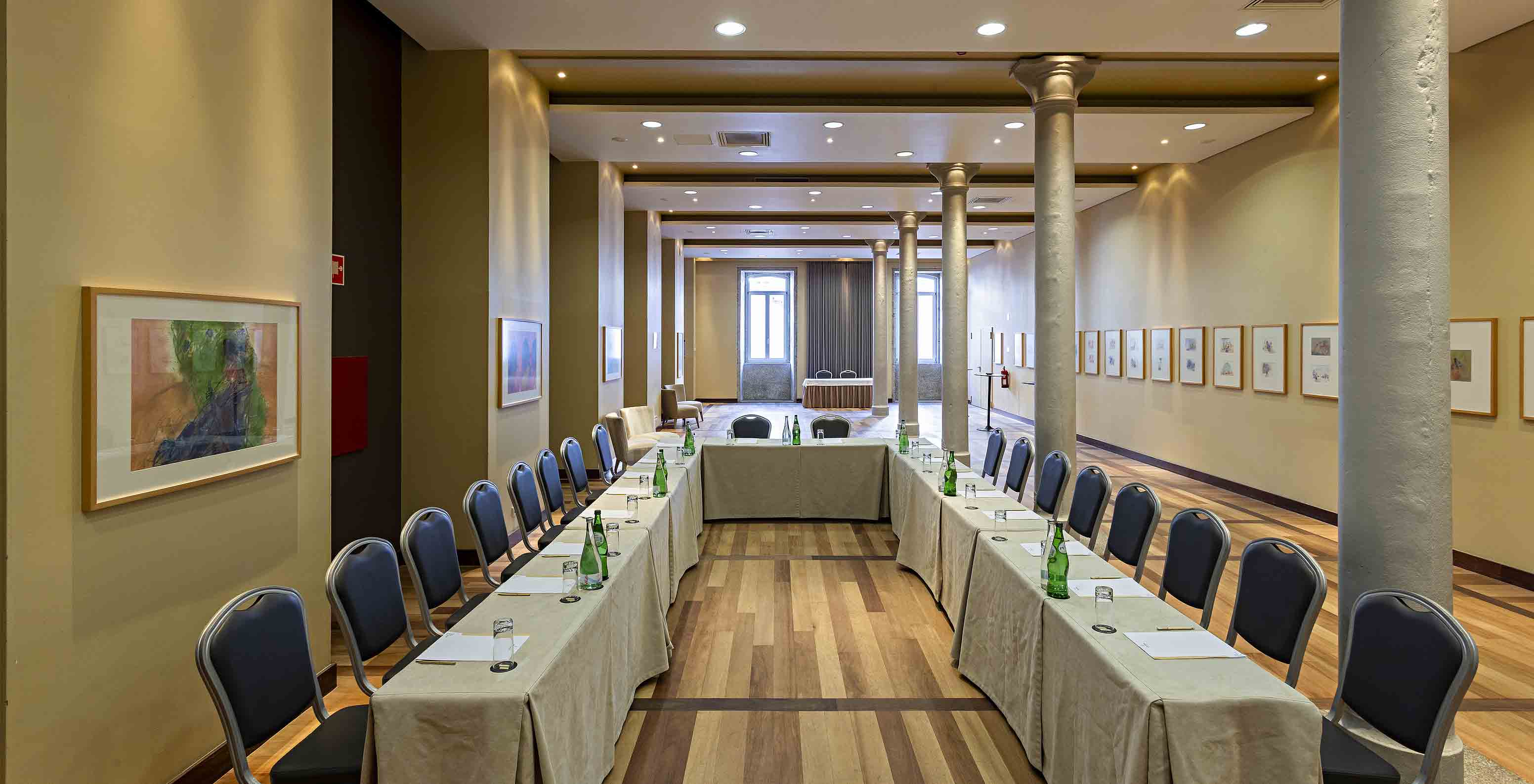 Sala D. Jerónimo con una ventana y varios pilares en el Pestana Palácio do Freixo, hotel histórico a orillas del río Duero