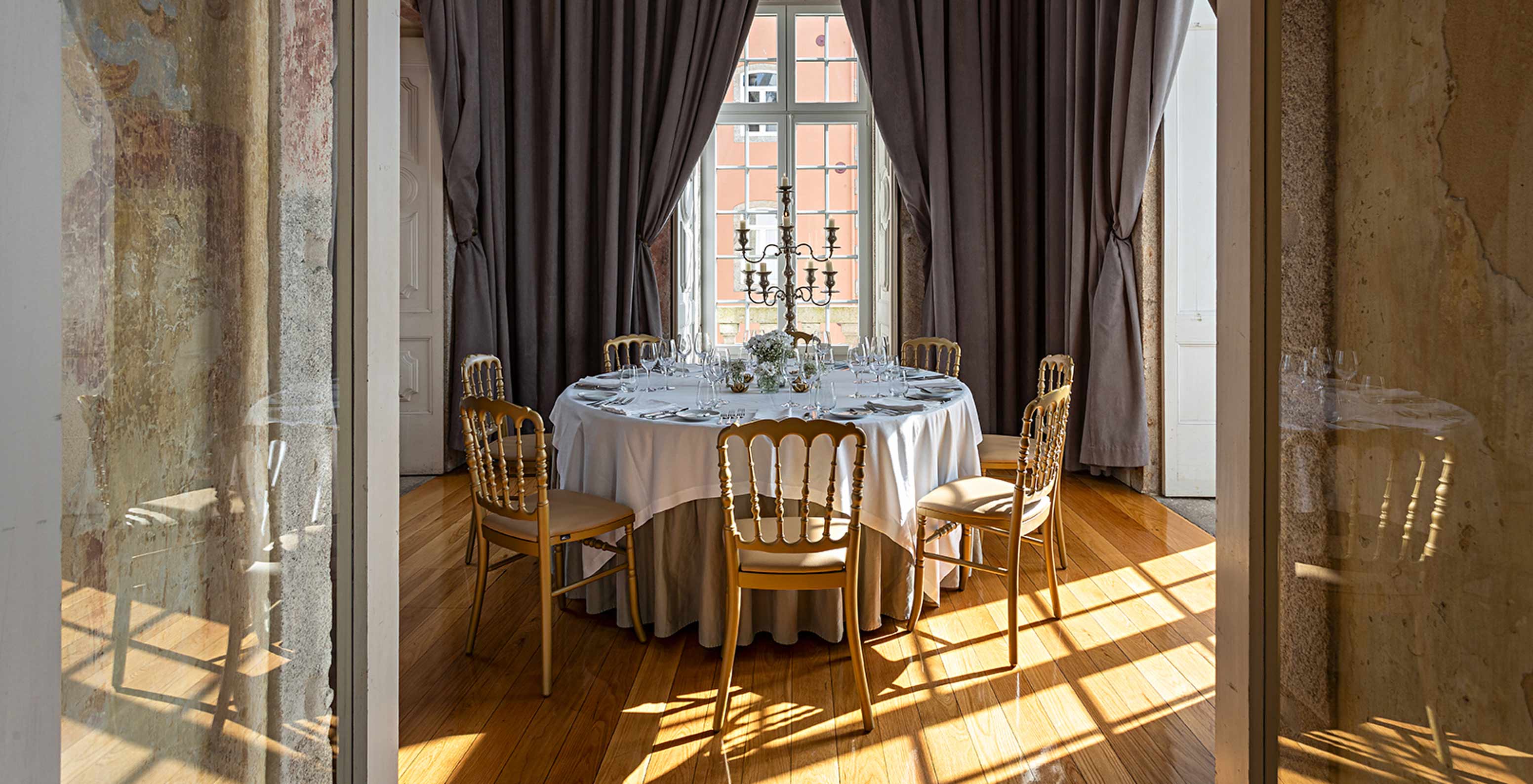 Sala de catas decorada para boda en el Pestana Palácio do Freixo Hotel Histórico junto al río Duero