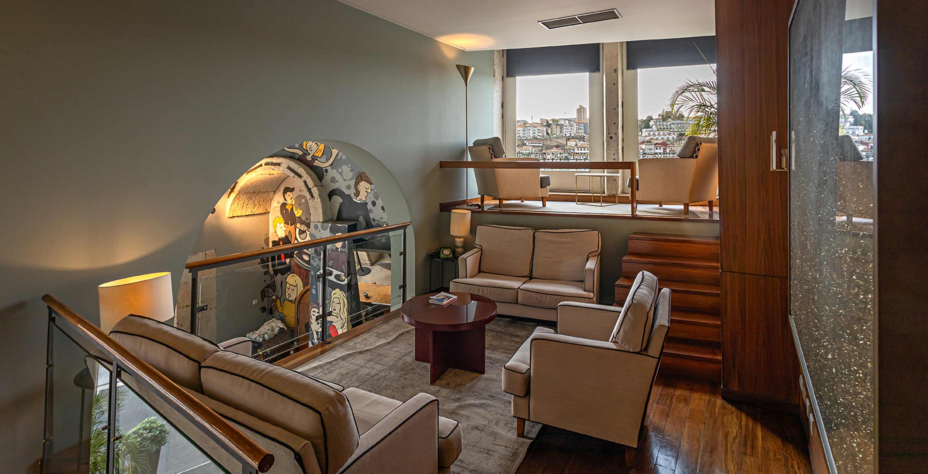 Entresuelo con sofás y sillones sobre una alfombra en el Pestana Vintage Porto, Hotel en la Praça da Ribeira, en Oporto