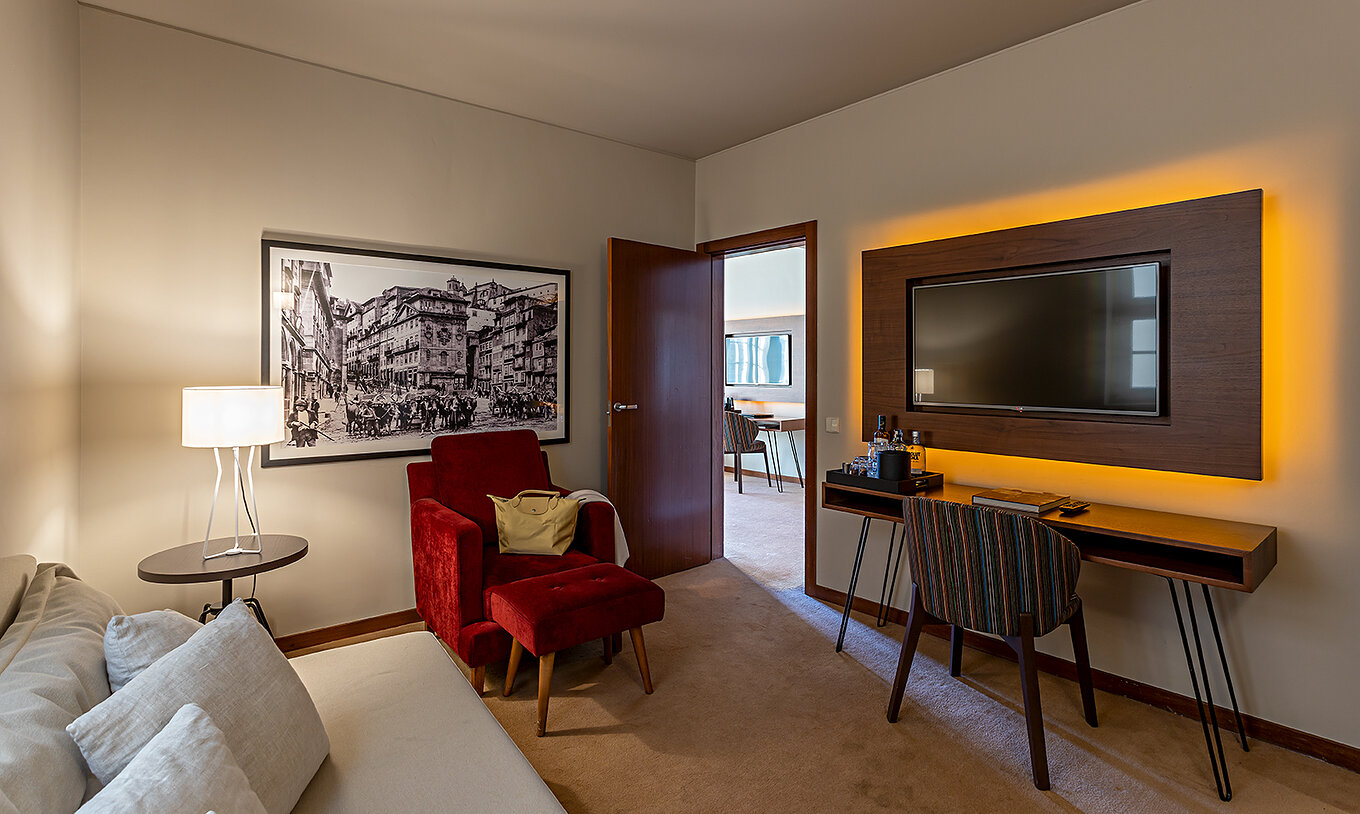 La Suite Grand View del Pestana Vintage Porto tiene una oficina con un escritorio, un sofá y una televisión