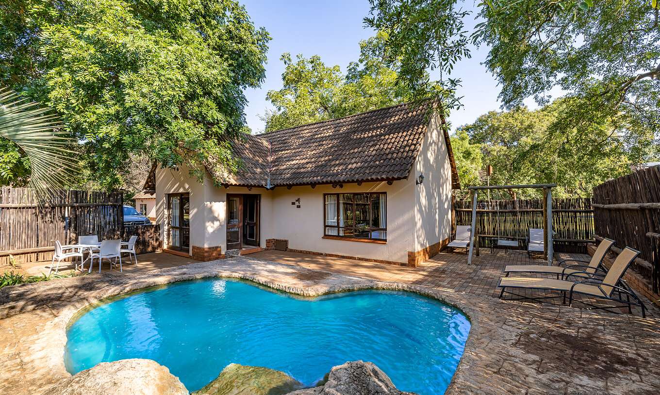 El Rhino Family Cottage del Pestana Kruger Lodge tiene una piscina privada con tumbonas junto al cuarto